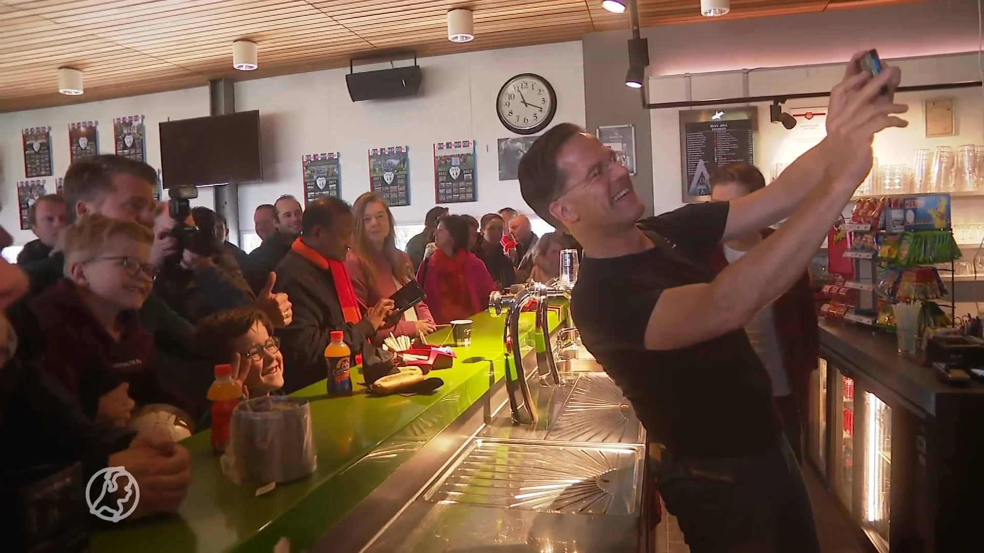 Alle hens aan dek voor extra stemmen: Mark Rutte draait bardienst