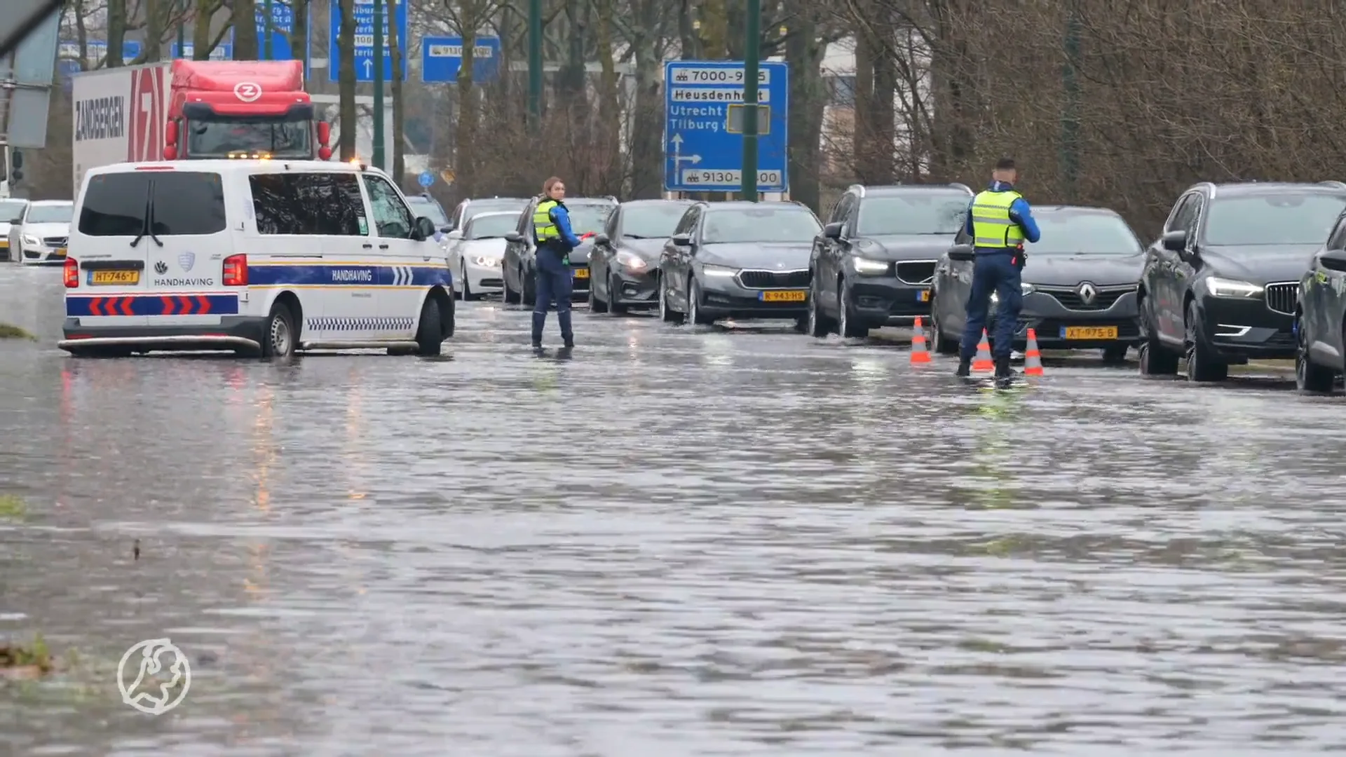 Rondweg Breda staat onder water door forse lekkage