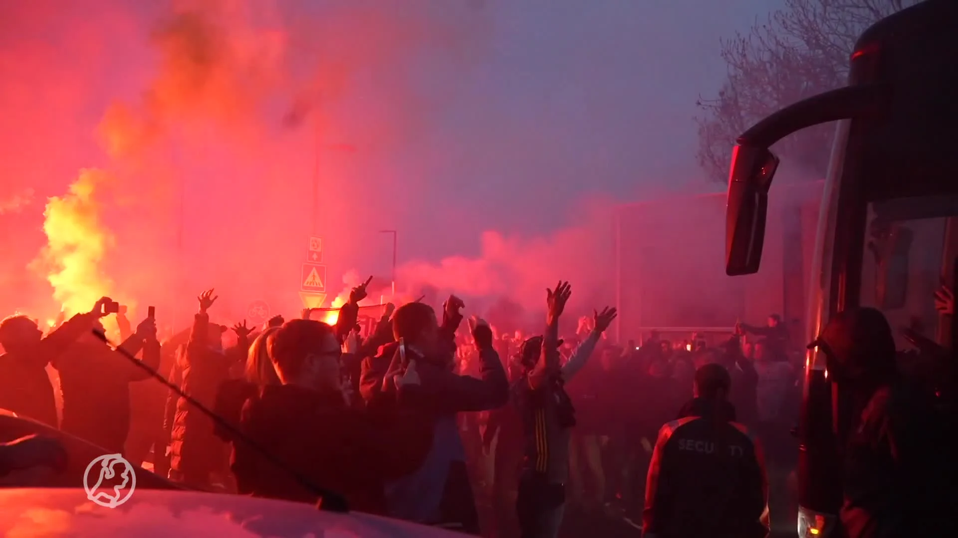 Spelersbus feestend onthaald