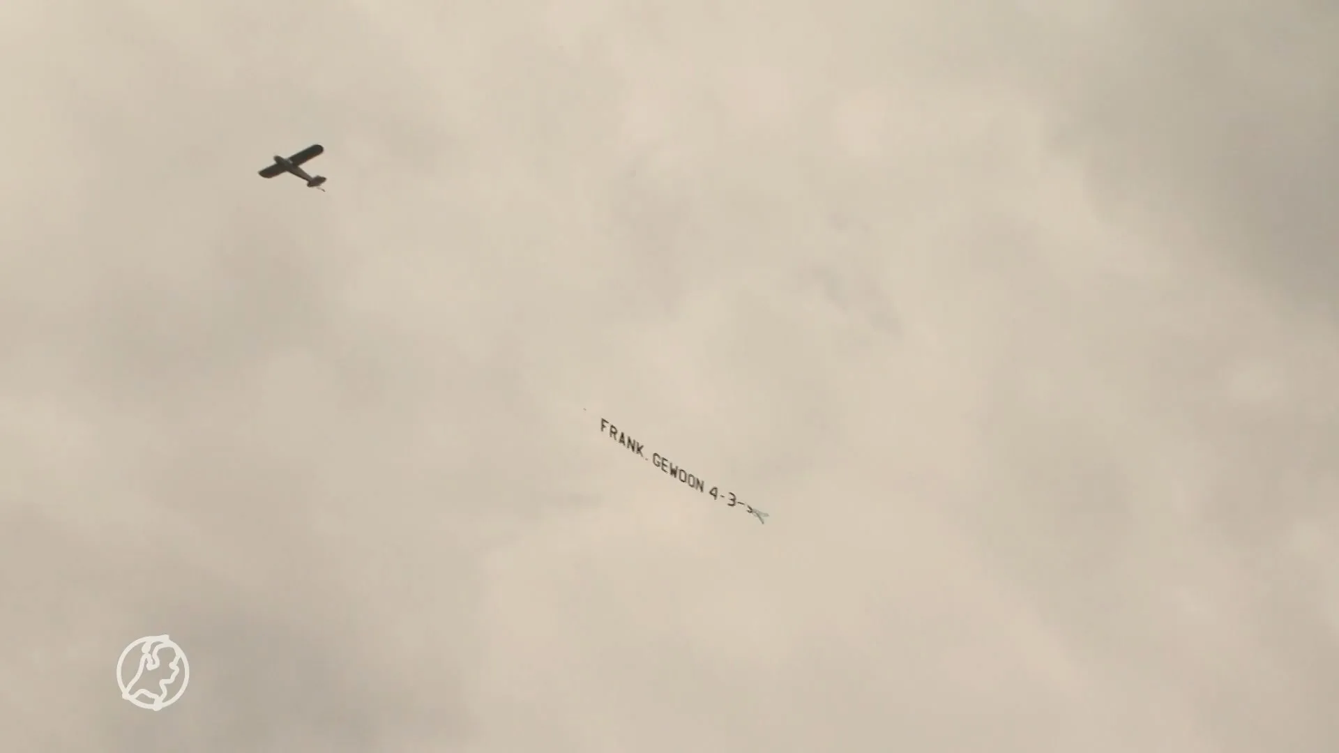 Oranjefans huren vliegtuigje met boodschap voor bondscoach: '...