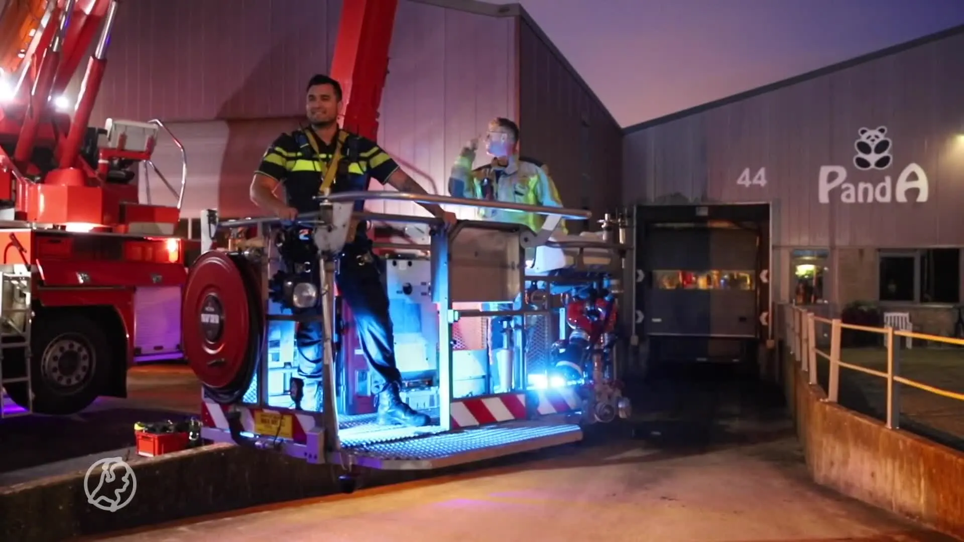 Man vlucht voor 'scherpschutter', klimt op silo en belt zelf ...