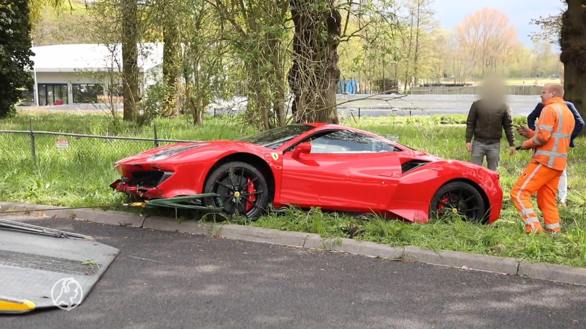 Automobilist rijdt peperdure Ferrari dwars door hek
