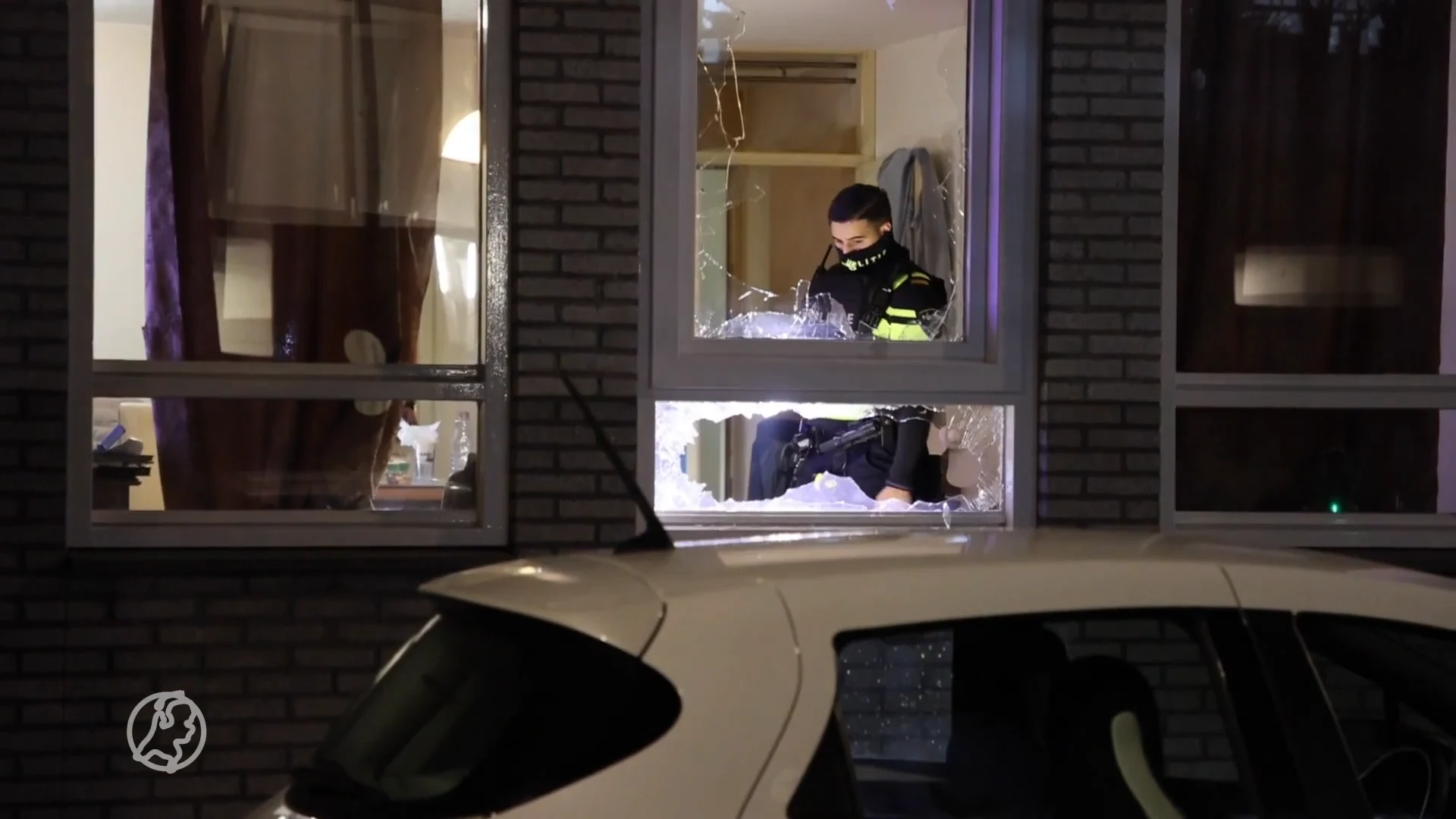 Bewoners opgeschrikt: brandend voorwerp door raam naar binnen gegooid