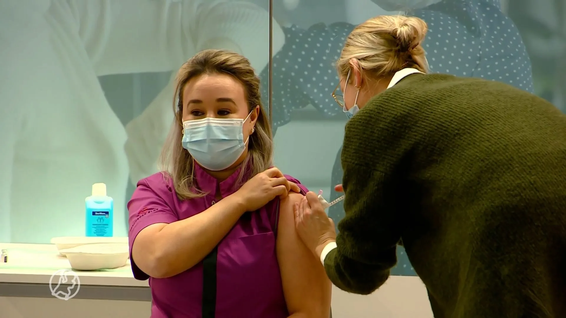 Verzorgster Sanna als eerste Nederlander gevaccineerd tegen c...
