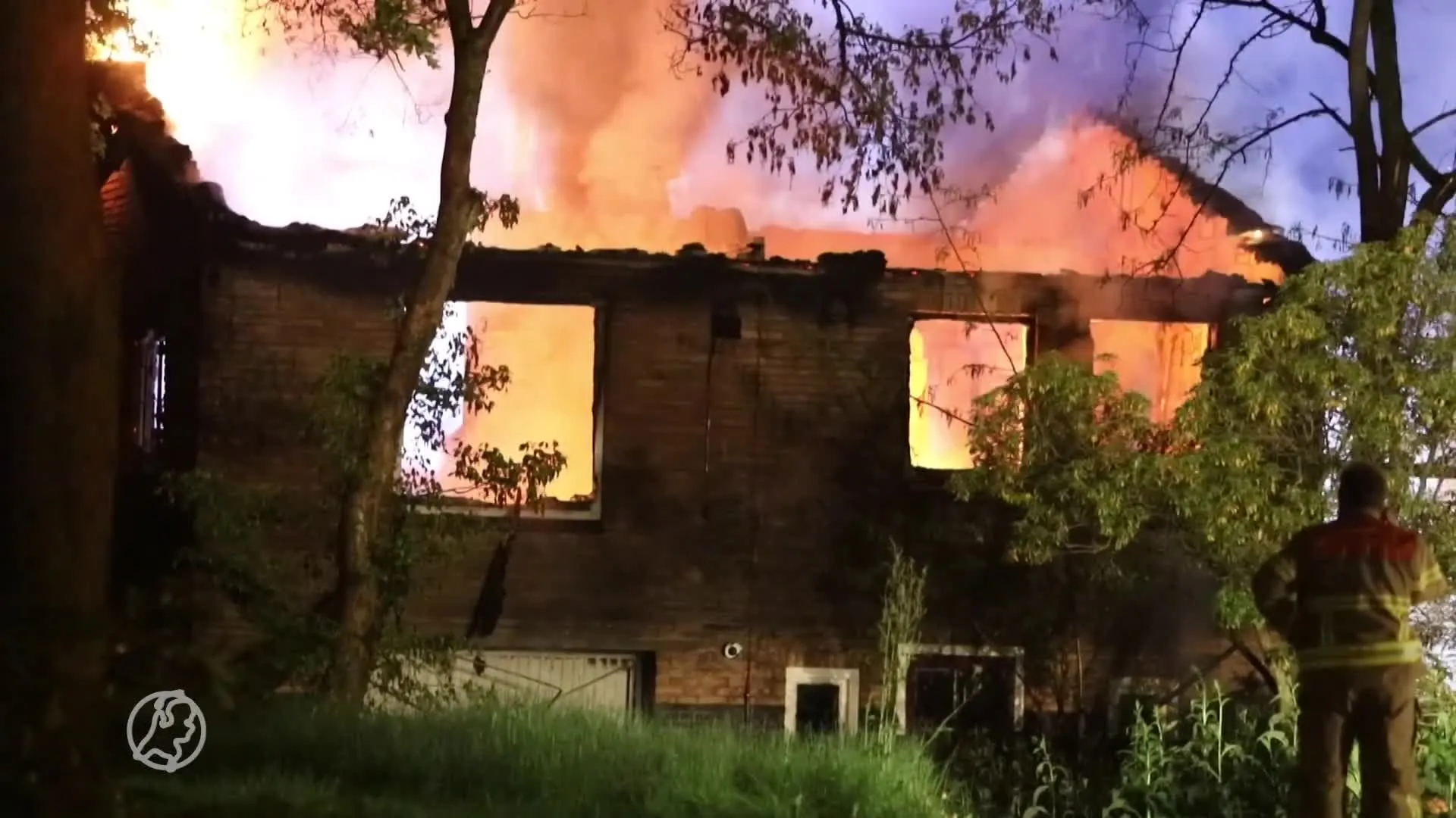 Vlammen schieten meters uit leegstaande woning in Beekbergen