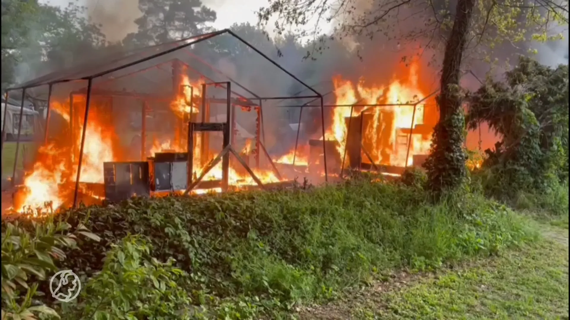 Brand op camping legt meerdere caravans en tenten in de as