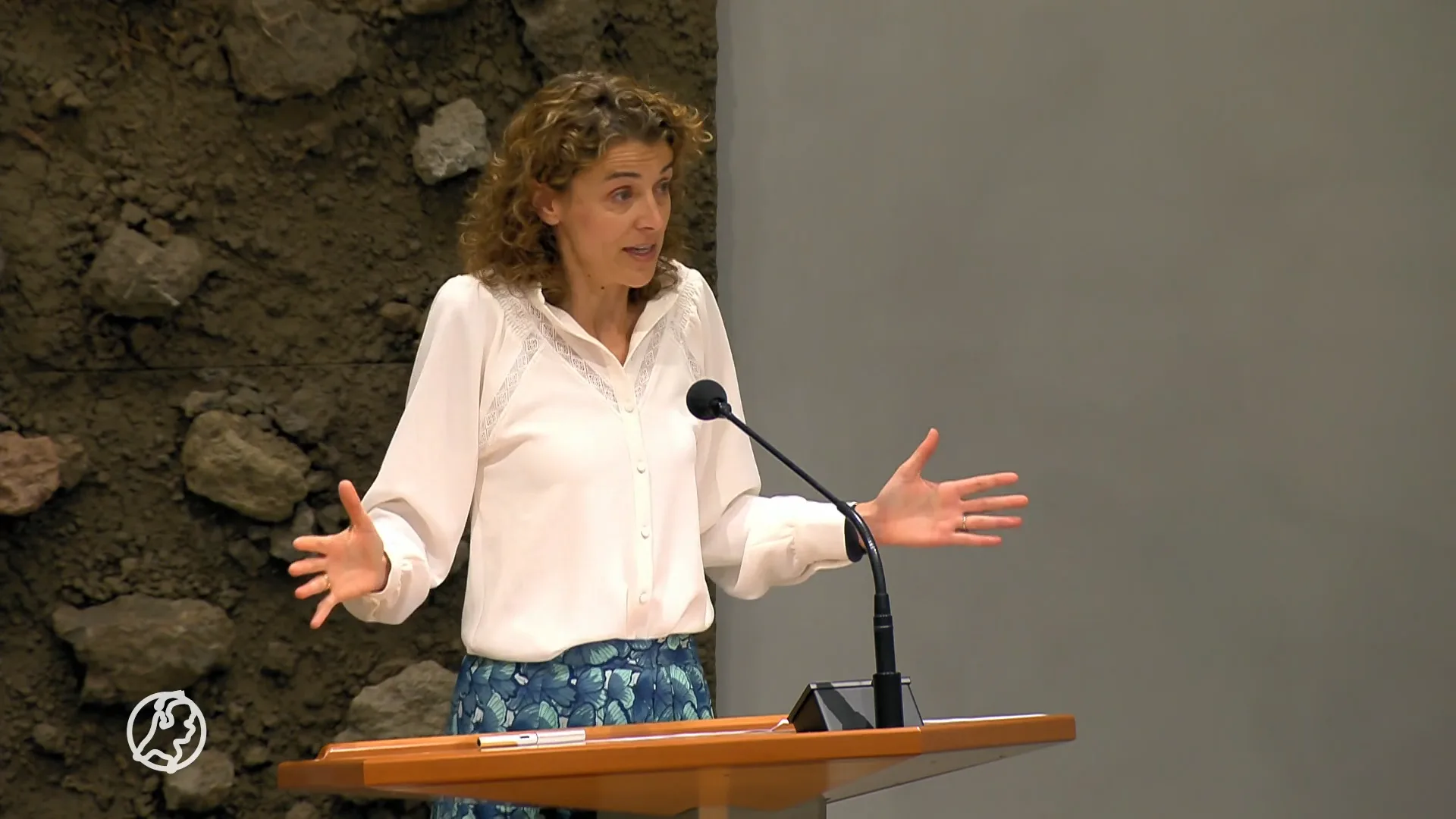 Wilders maakt gehakt van VVD-fractieleider Hermans: 'Tassendrager van Rutte'