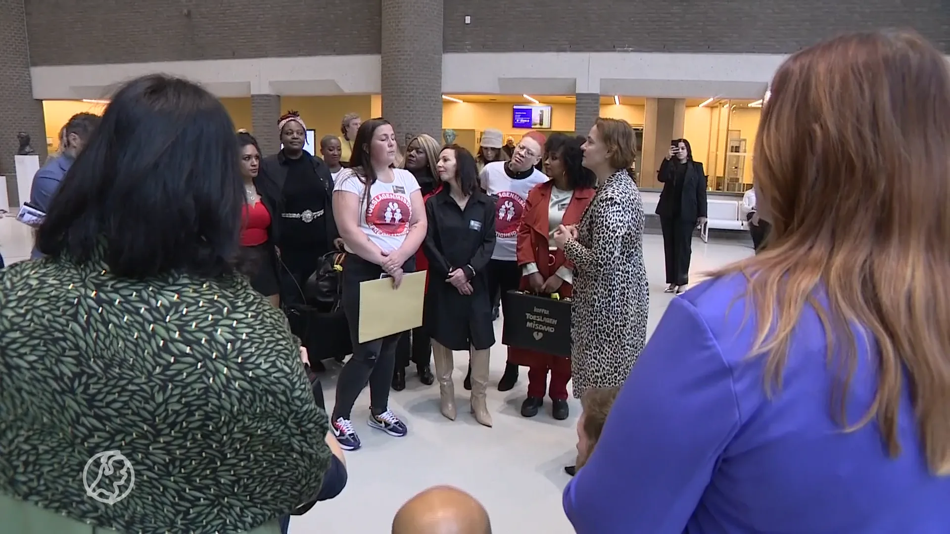 Ouders overhandigen koffer met petitie voor betere aanpak toeslagenaffaire