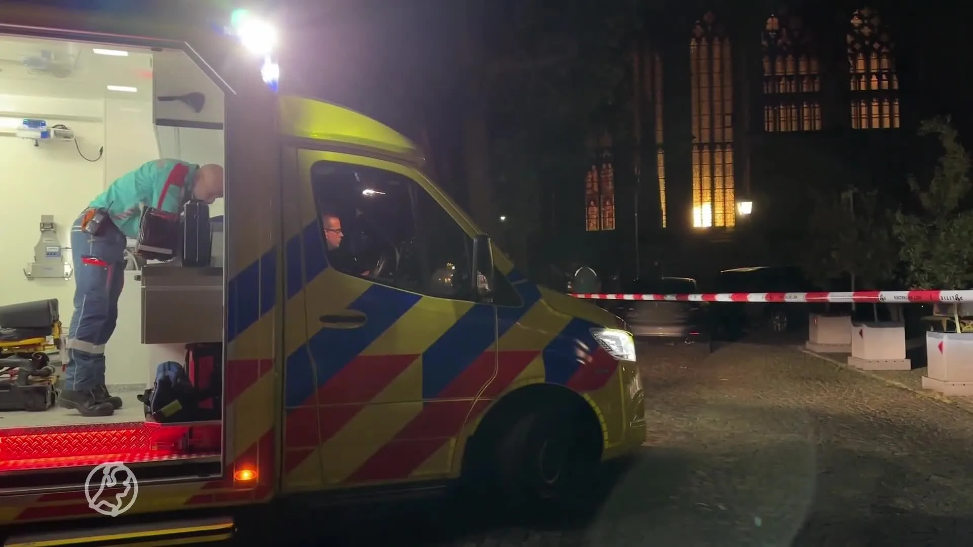Man klimt midden in de nacht in kerktoren en luidt klokken