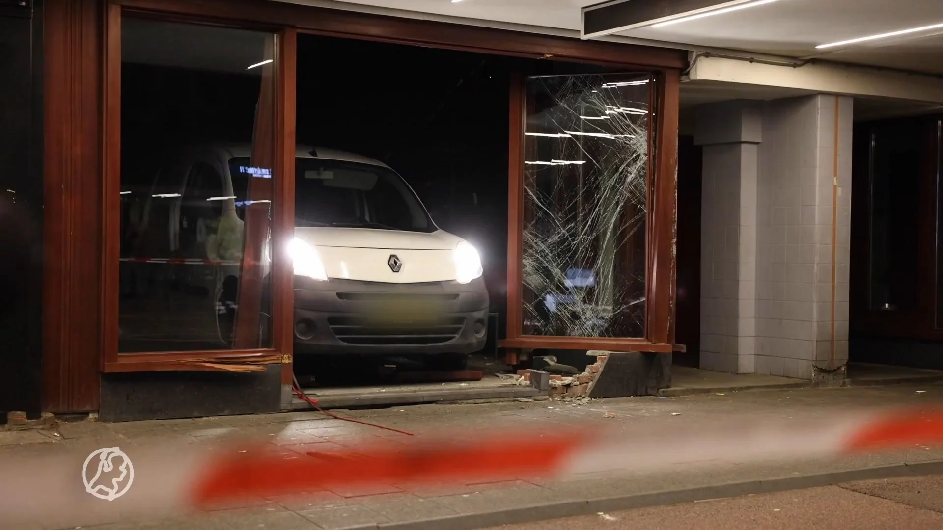 Politie zoekt verdachten na ramkraak bij kledingwinkel Amsterdam