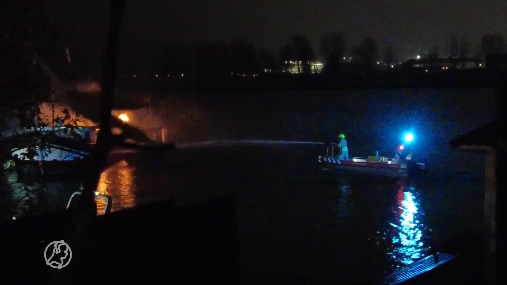 Drie honden vermist na brand op woonboot Roermond