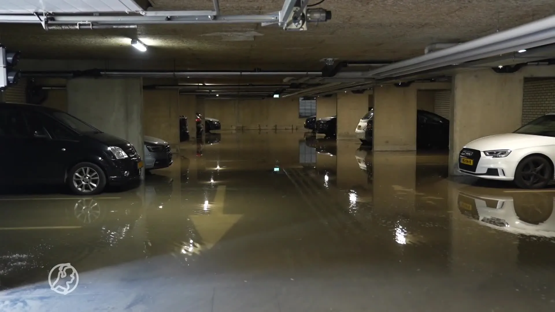 Waterballet na leidingbreuk bij flatgebouw Rotterdam: bewoners zonder water en stroom