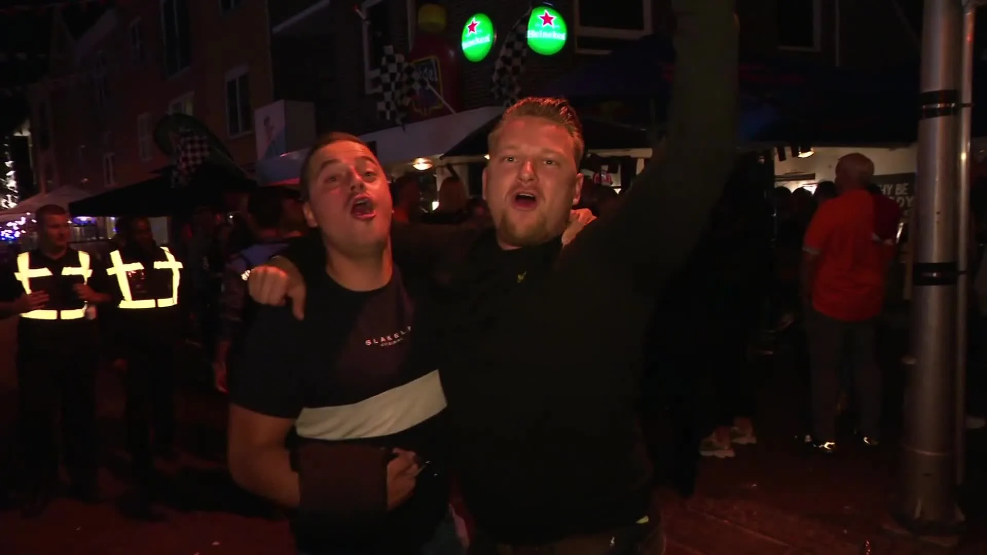 Nog steeds druk in Zandvoort: muziek en juichende en beschonken mensen