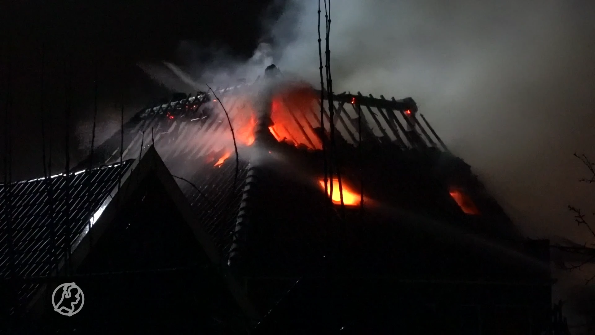 Vlammen slaan uit het dak bij boerderij in Wognum