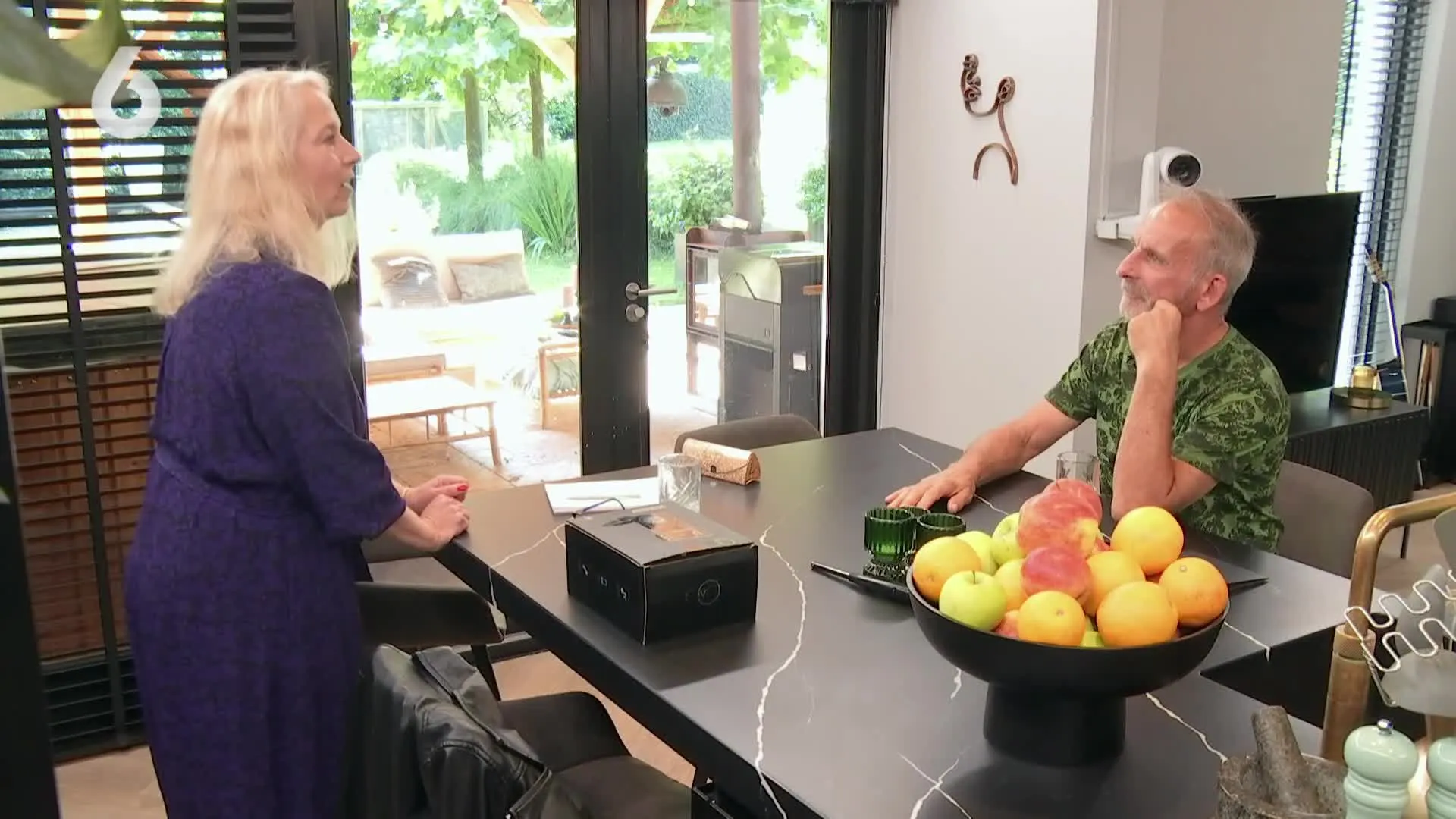 Date Kiki realiseert dat ze met Johan Vlemmix in LLDL-huis zit