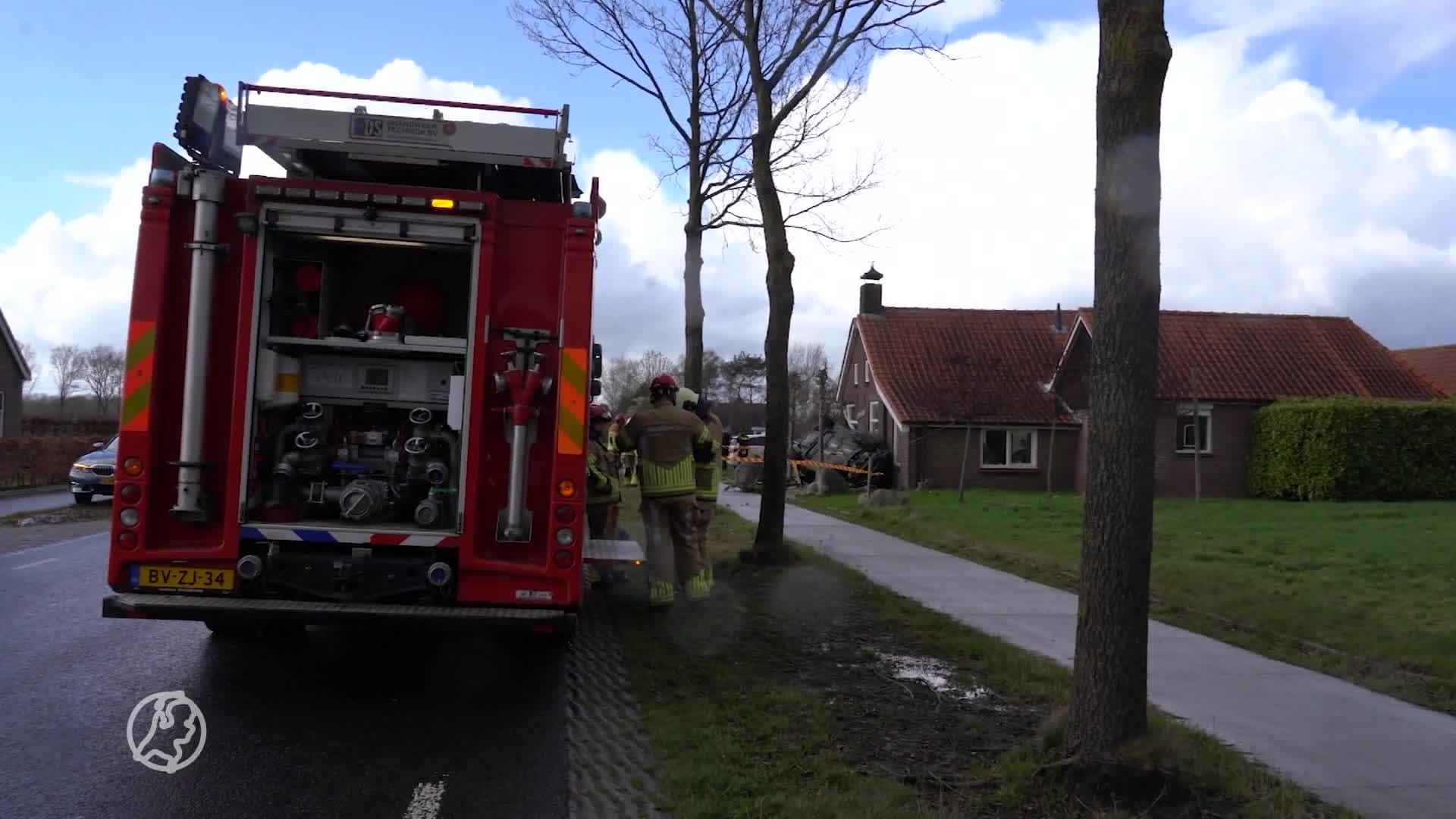 Auto raakt van de weg en crasht ondersteboven tegen woning in Willemsoord