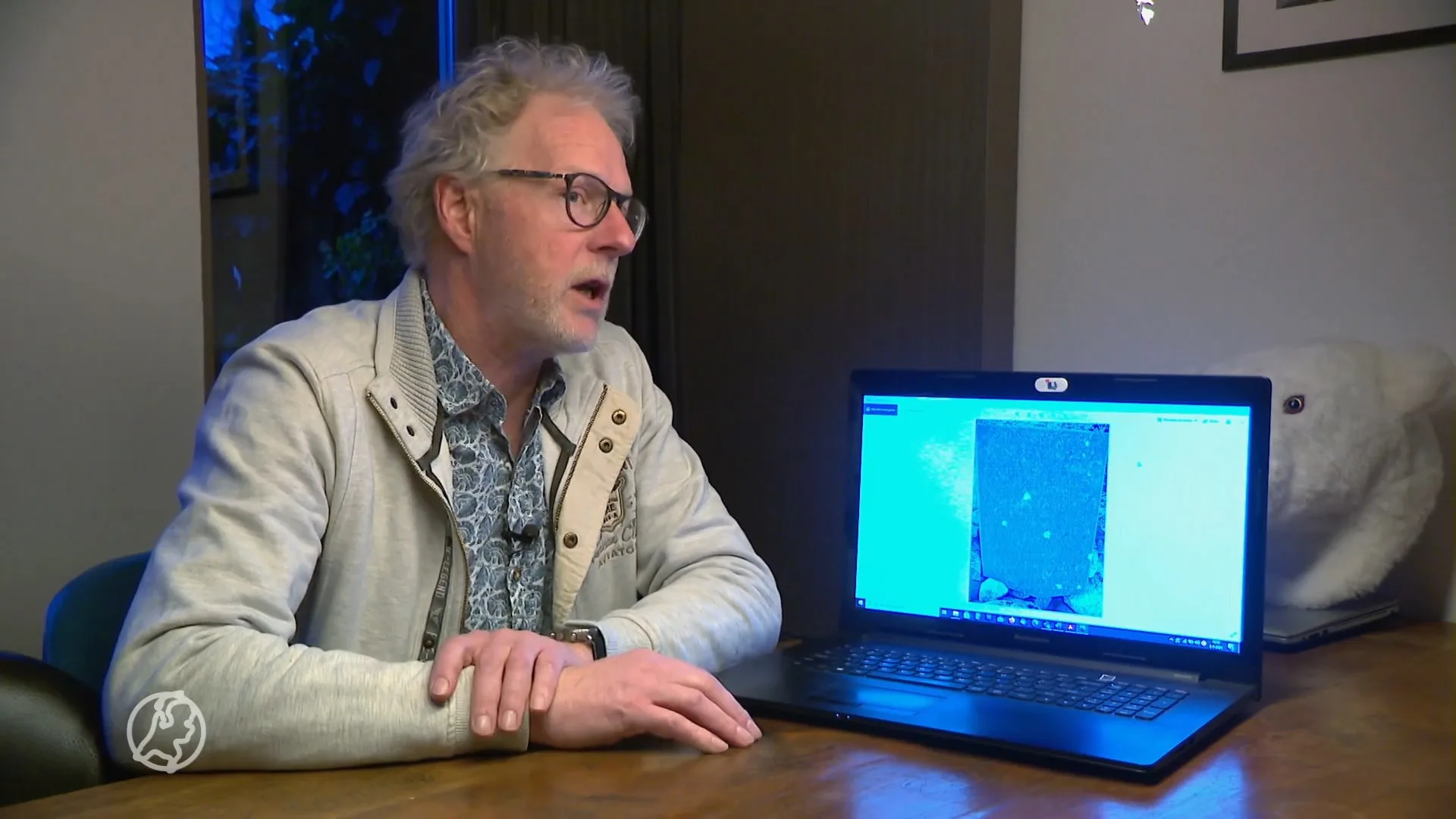 Op expeditie naar de poolcirkel om een gedenksteen op te knap...