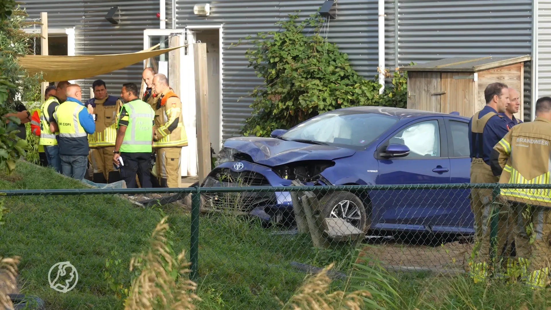 Auto rijdt plein kinderdagverblijf op in Zwolle, kindje en bestuurder gewond