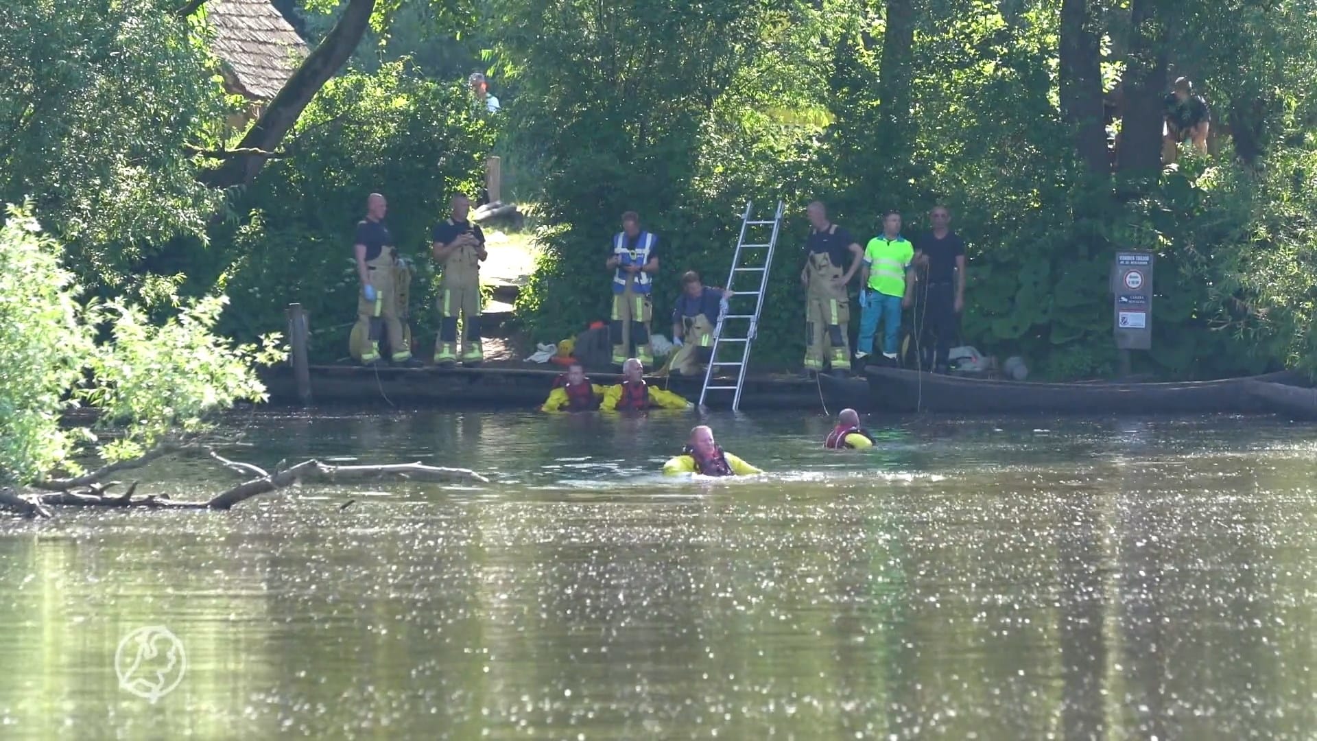 Man uit water gered in Eindhoven, duikers zoeken kind