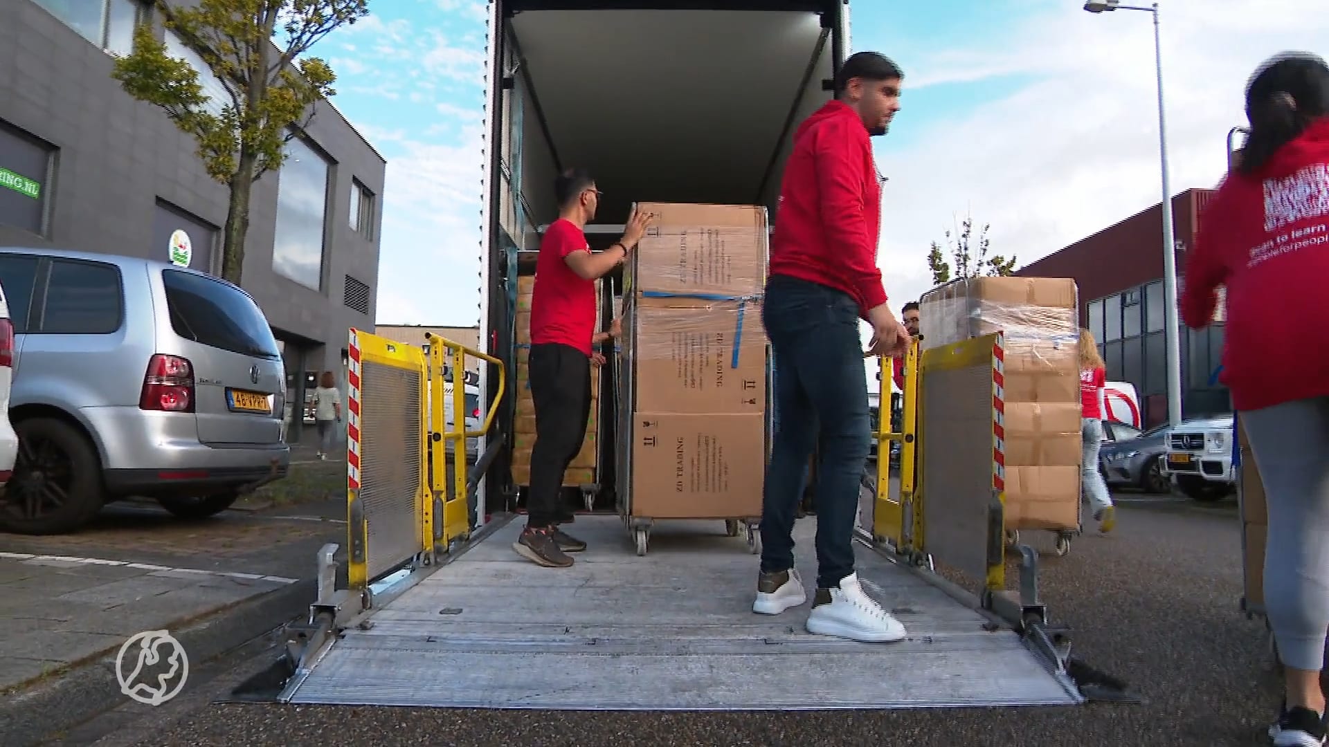 Vrachtwagens vol slaapspullen onderweg voor slachtoffers aardbeving Maro