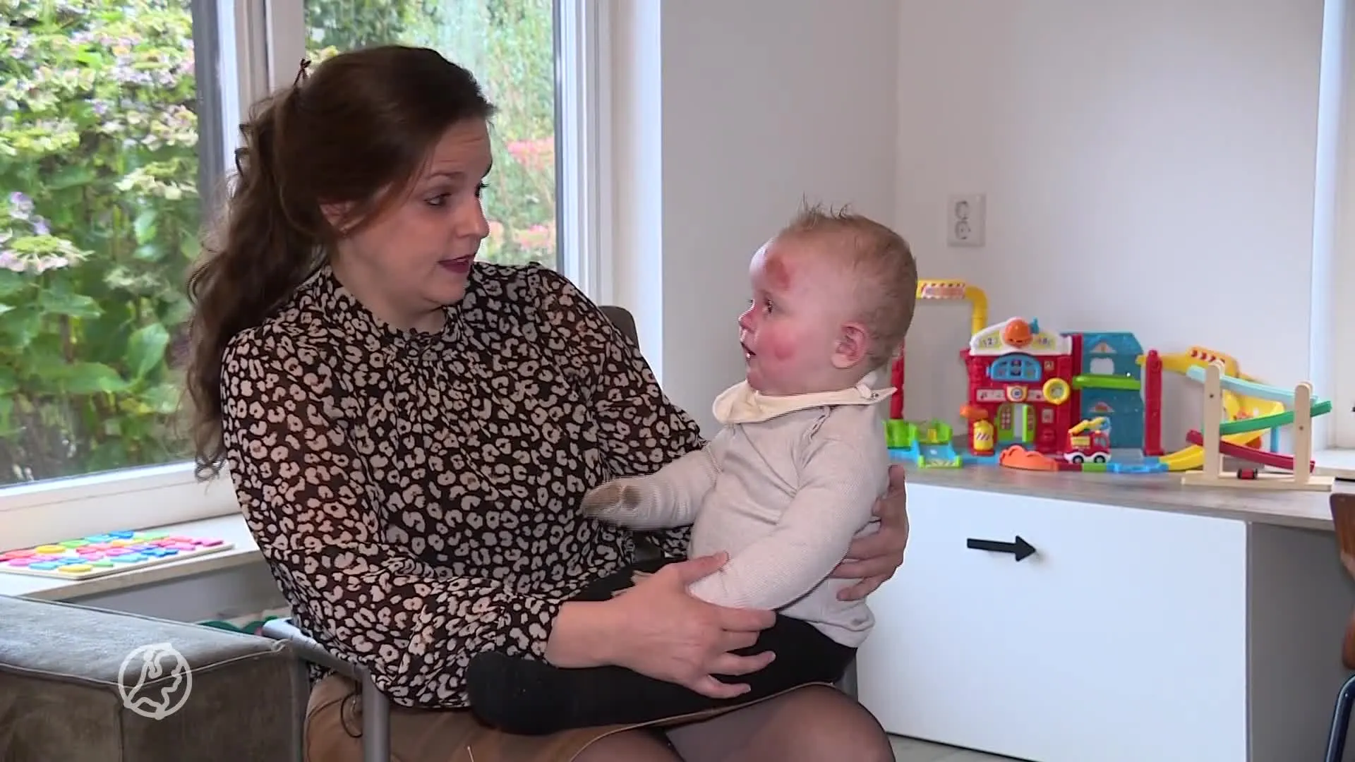 Vlinderkind Dax (1) kan amper aangeraakt worden: 'Dan wrijf je de huid eraf'