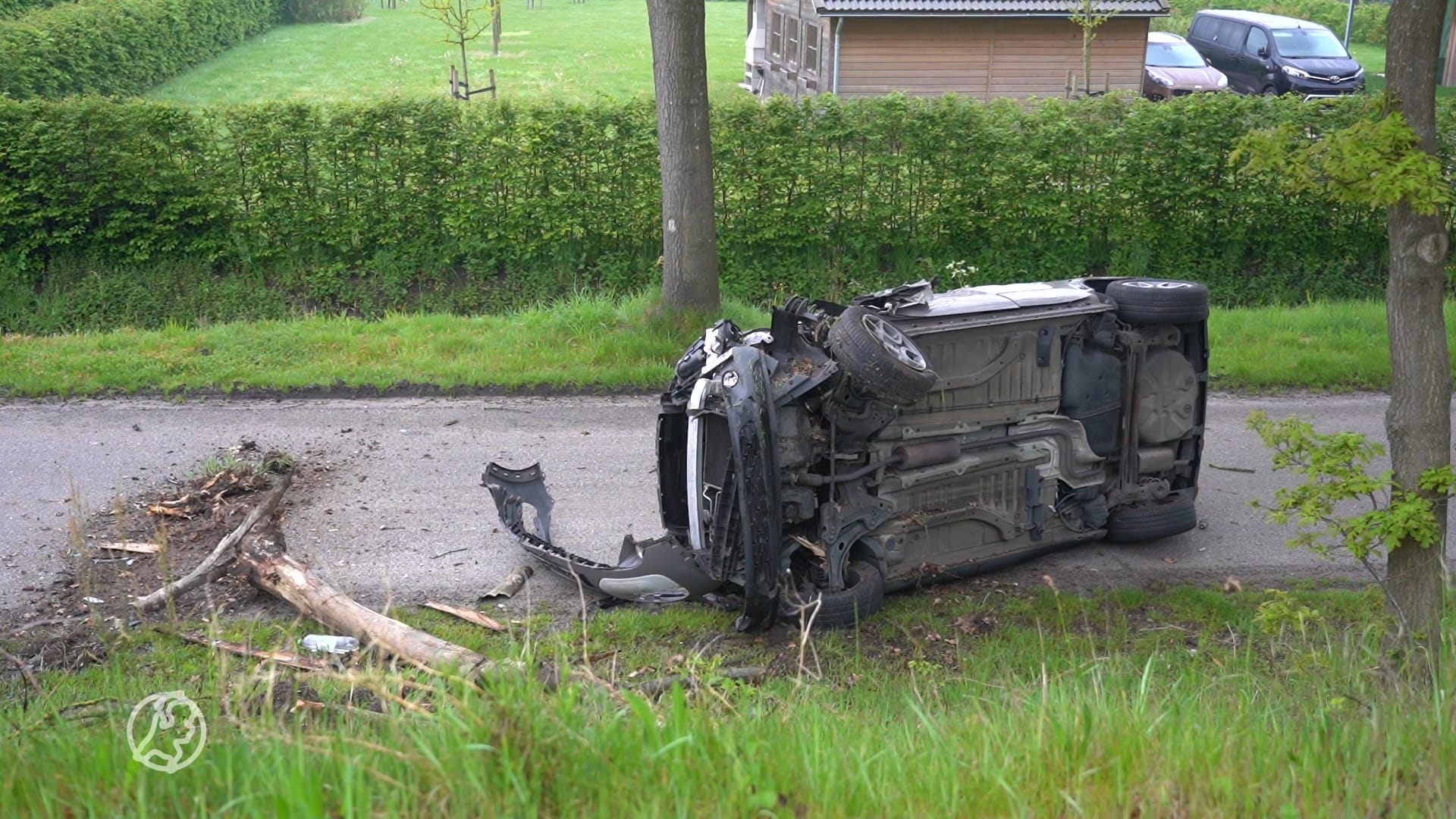 Auto ramt boom en vliegt van talud bij Bavel: inzittenden nergens te bekennen