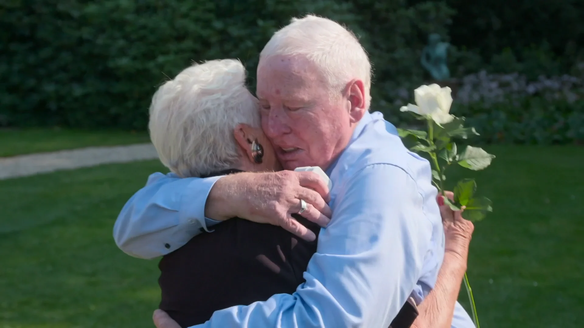 ONTROEREND AANZOEK zorgt voor vloeiende TRANEN