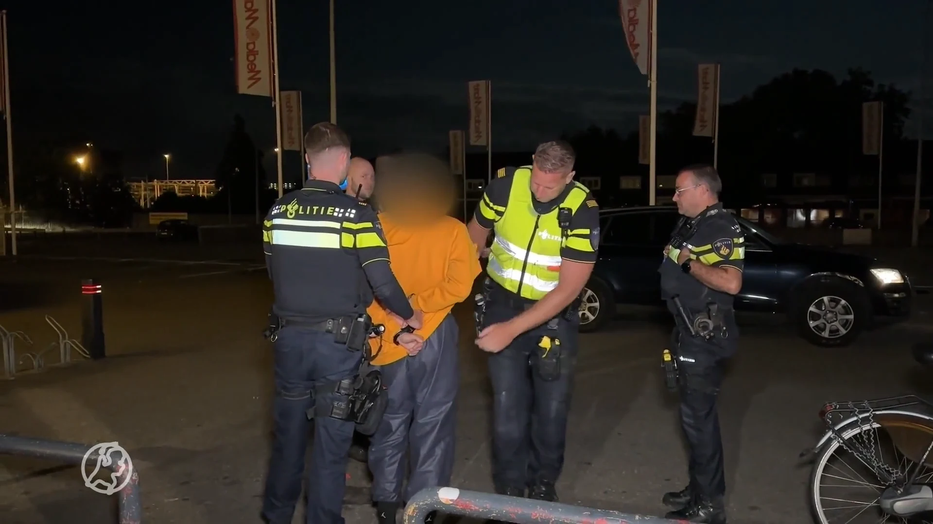 Man probeert actie-auto bij Mediamarkt in brand te steken