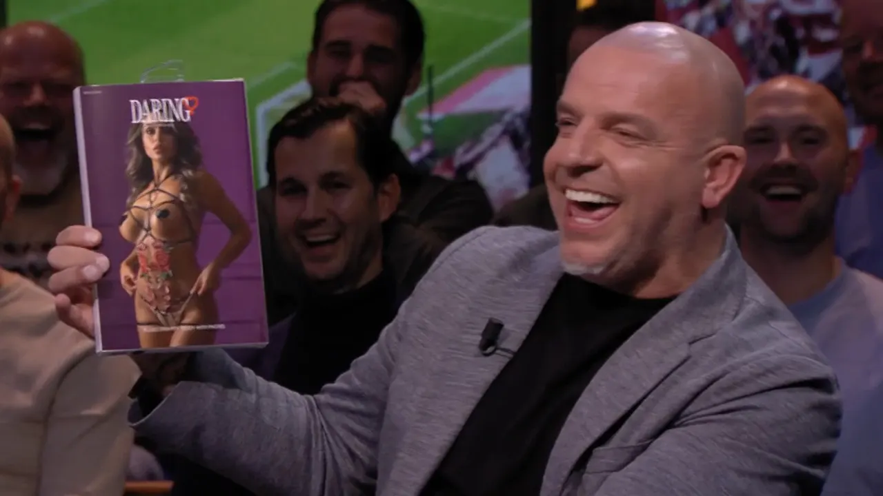 Amateurelftal deelt seksspeeltjes uit aan Veronica Offside-tafel: 'Dit is Melisa 20 kilo geleden!'