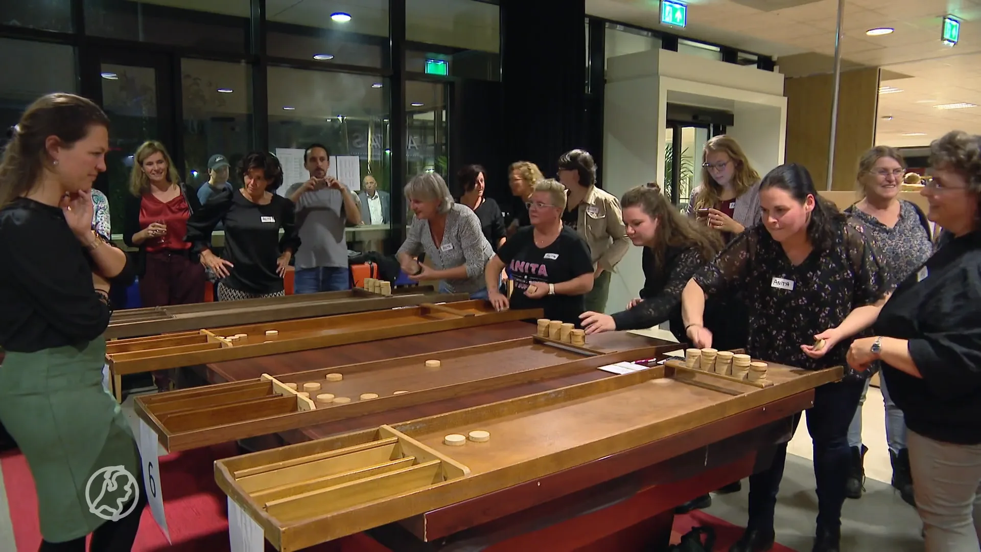 Alle Anita’s verzamelen voor het speciale toernooi Sjoelen met Anita’s