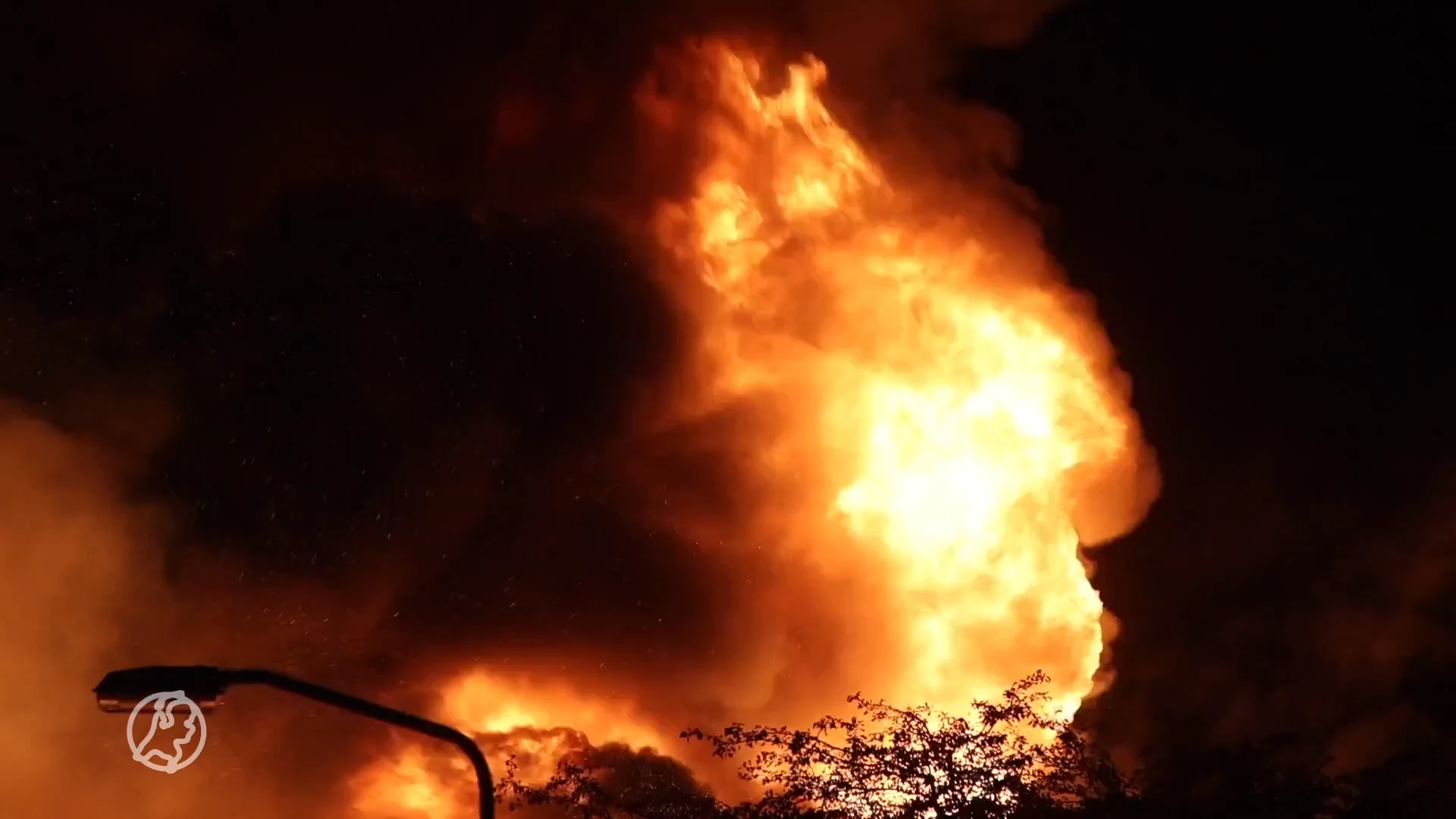 Omwonenden schrikken wakker van inferno: 'Het was een zee van oranje vuur'