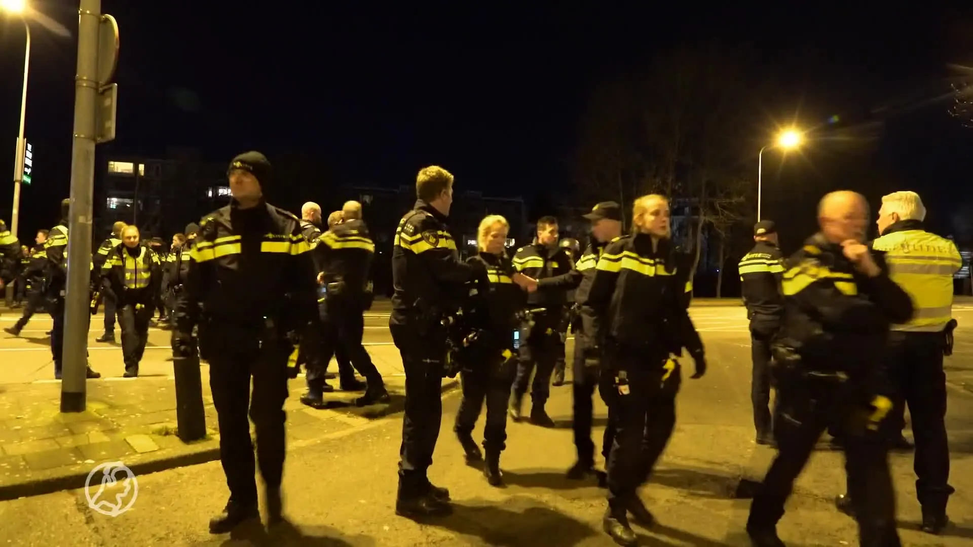 Politiemacht haalt trein met zo'n 200 FC Groningen-supporters leeg op station Groningen