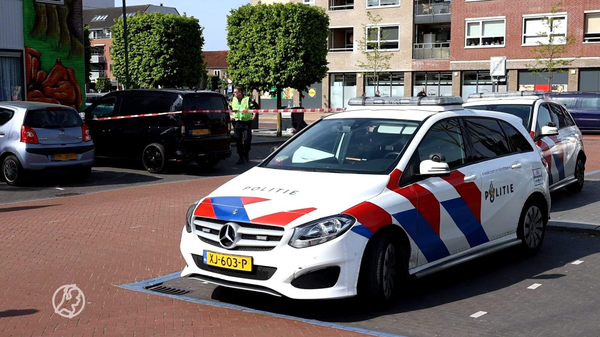 Gewonde man bij supermarkt Best blijkt in woonwijk in nek gestoken