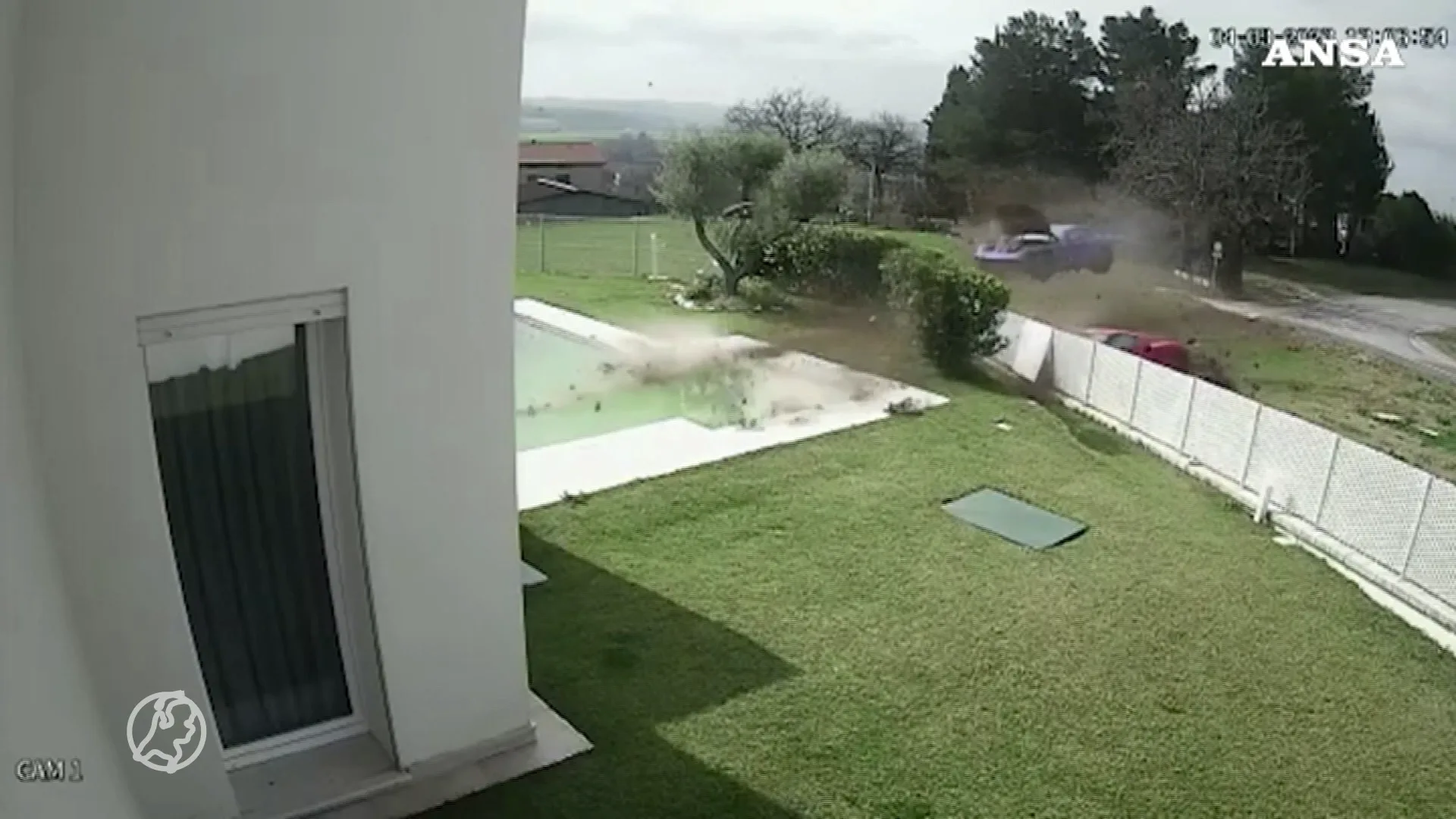 ‘Nederlander en Belg’ rijden peperdure Ferrari's op spectaculaire wijze in de prak