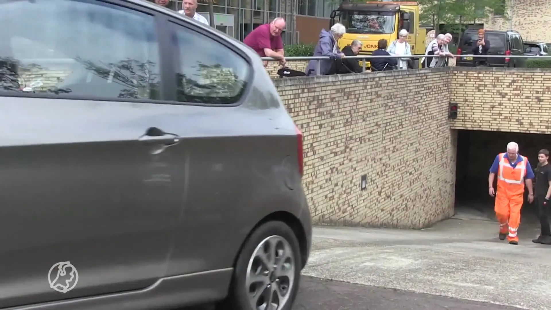 Berger haalt beschadigde auto's uit garage Purmerend