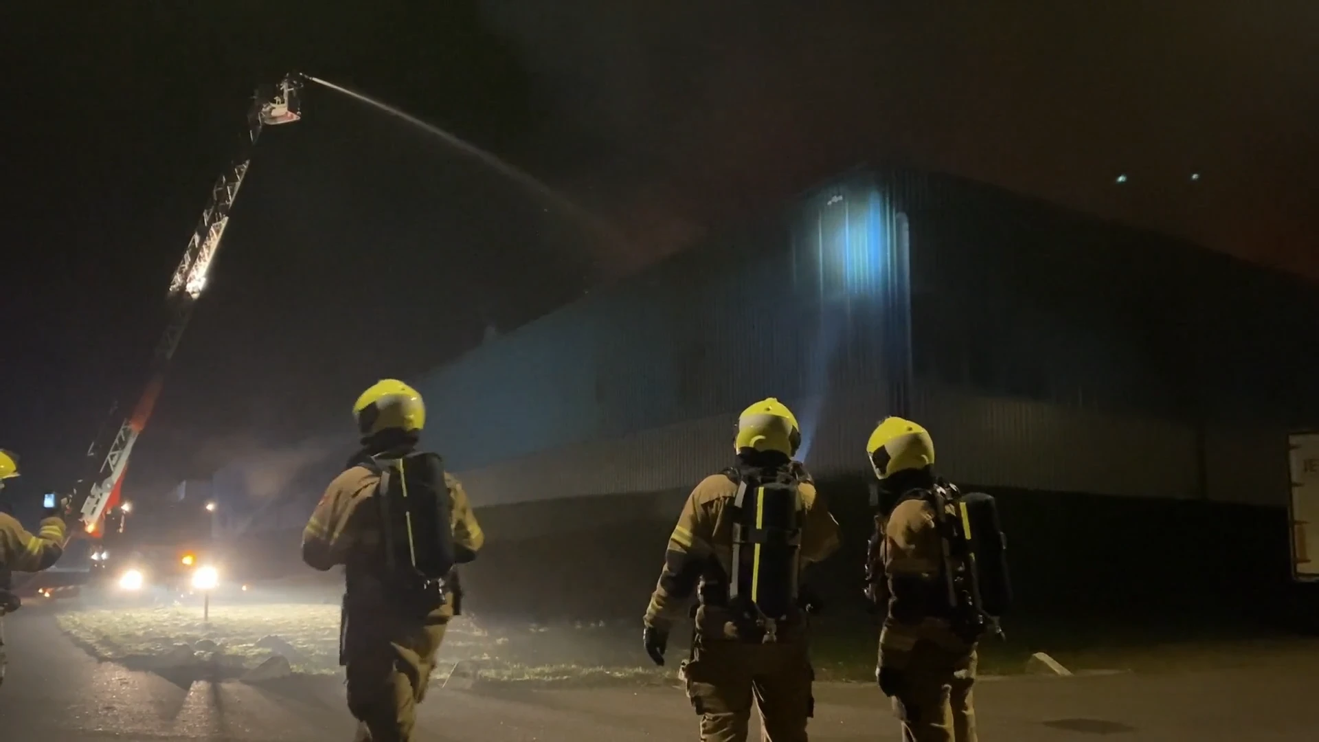 Grote brand in Boekel: rookwolken trekken over wegen, NL-Alert verzonden