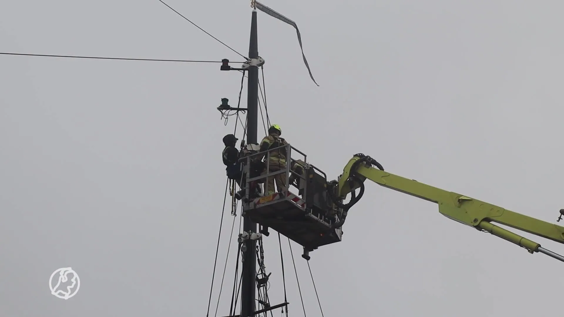 Man zit uren vast in hoge mast van zeilboot, krijgt zichzelf niet los