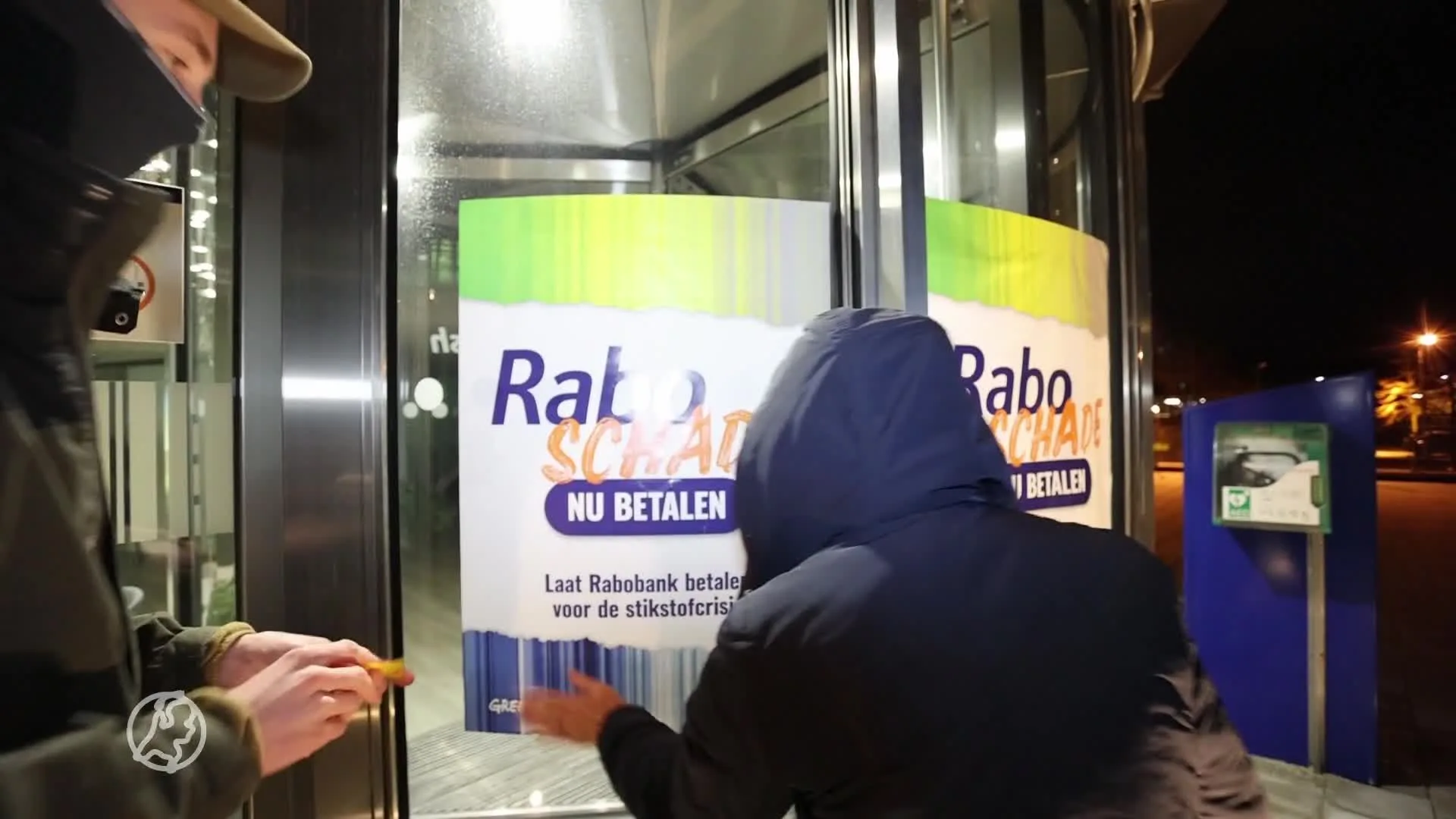 Greenpeace plakt posters op ruim honderden kantoren Rabobank wegens stikstofcrisis