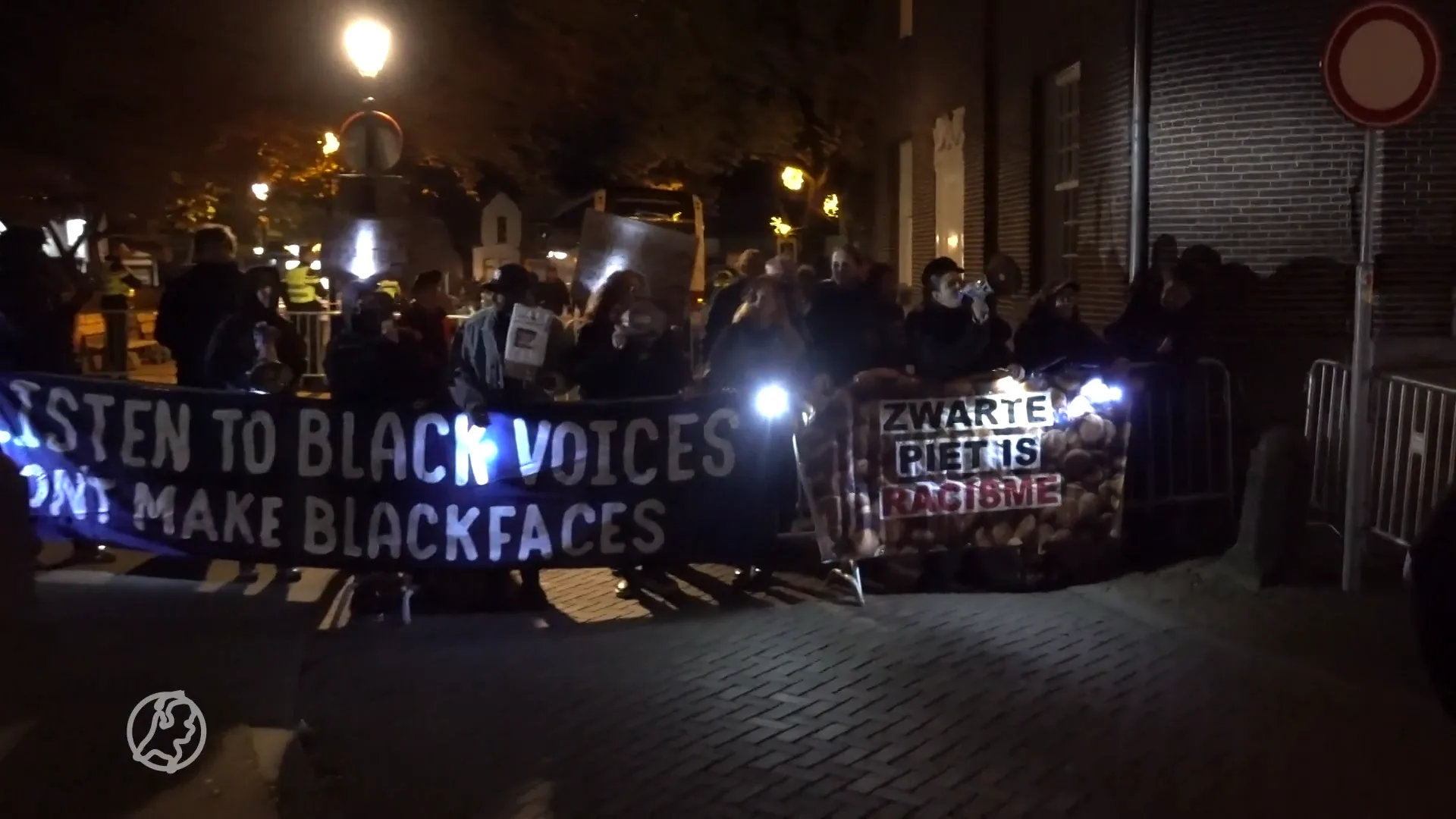 Eieren en scheldpartij bij demonstratie tegen Zwarte Piet in Westzaan