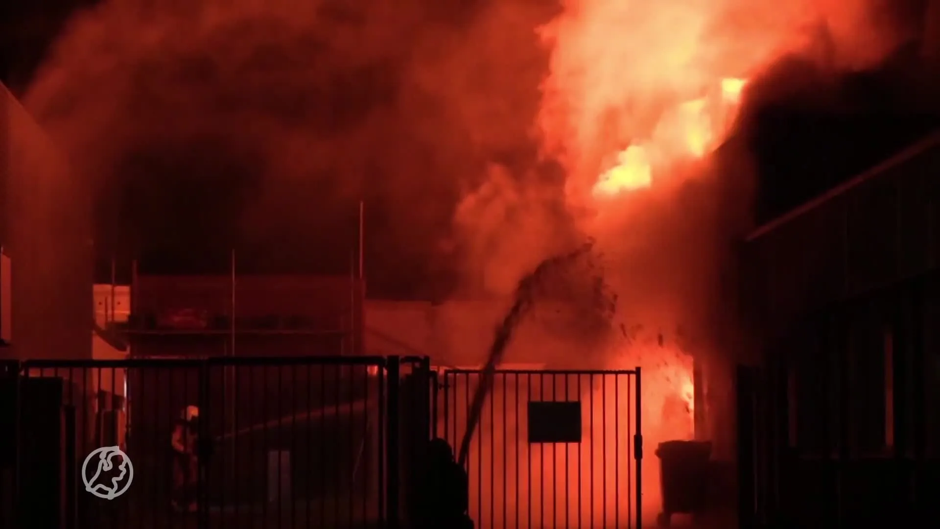 Vlammenzee verwoest bedrijfspand in Enschede