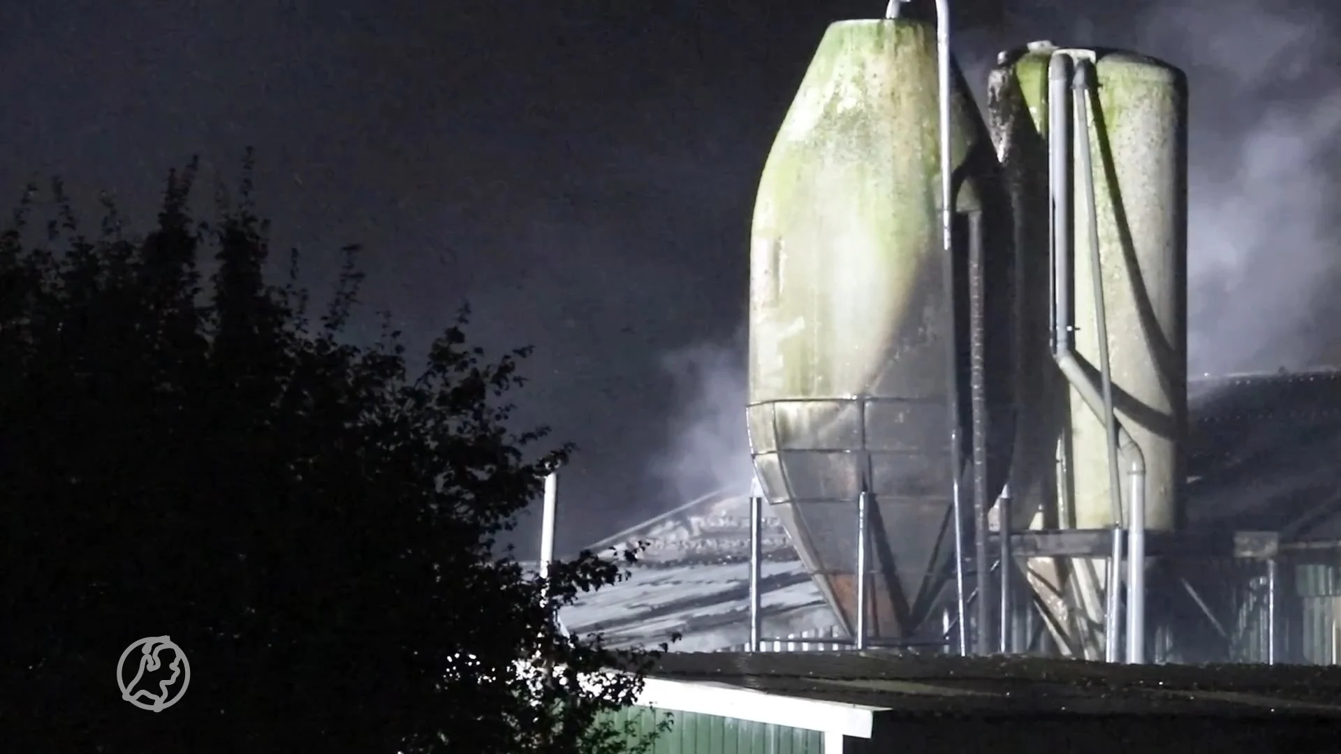 Vrees voor veel dode geiten bij verwoestende stalbrand in Kollum