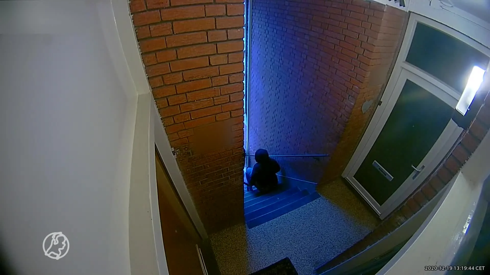 Haagse legt vrouwelijke portiekplasser vast op camera