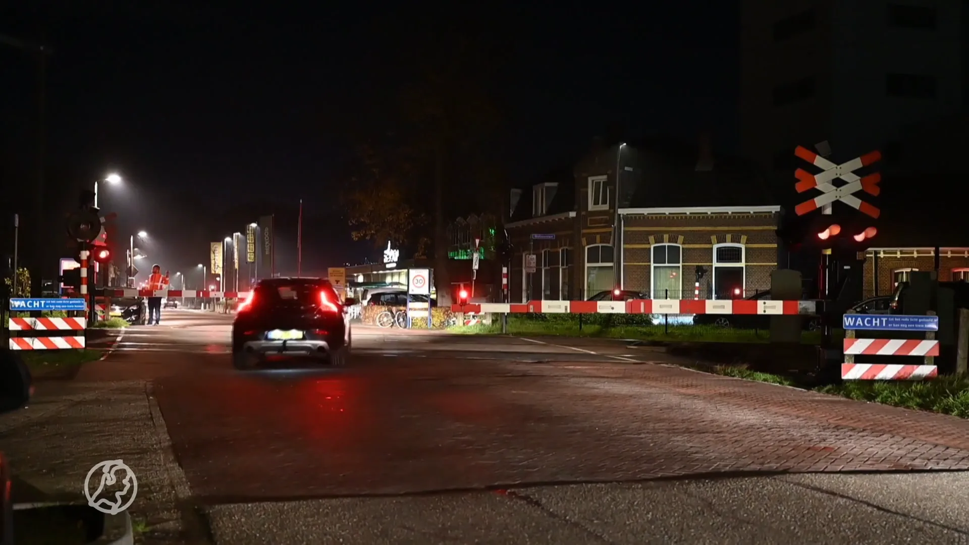 Weggebruikers negeren massaal gesloten spoorbomen bij overweg in Udenhout