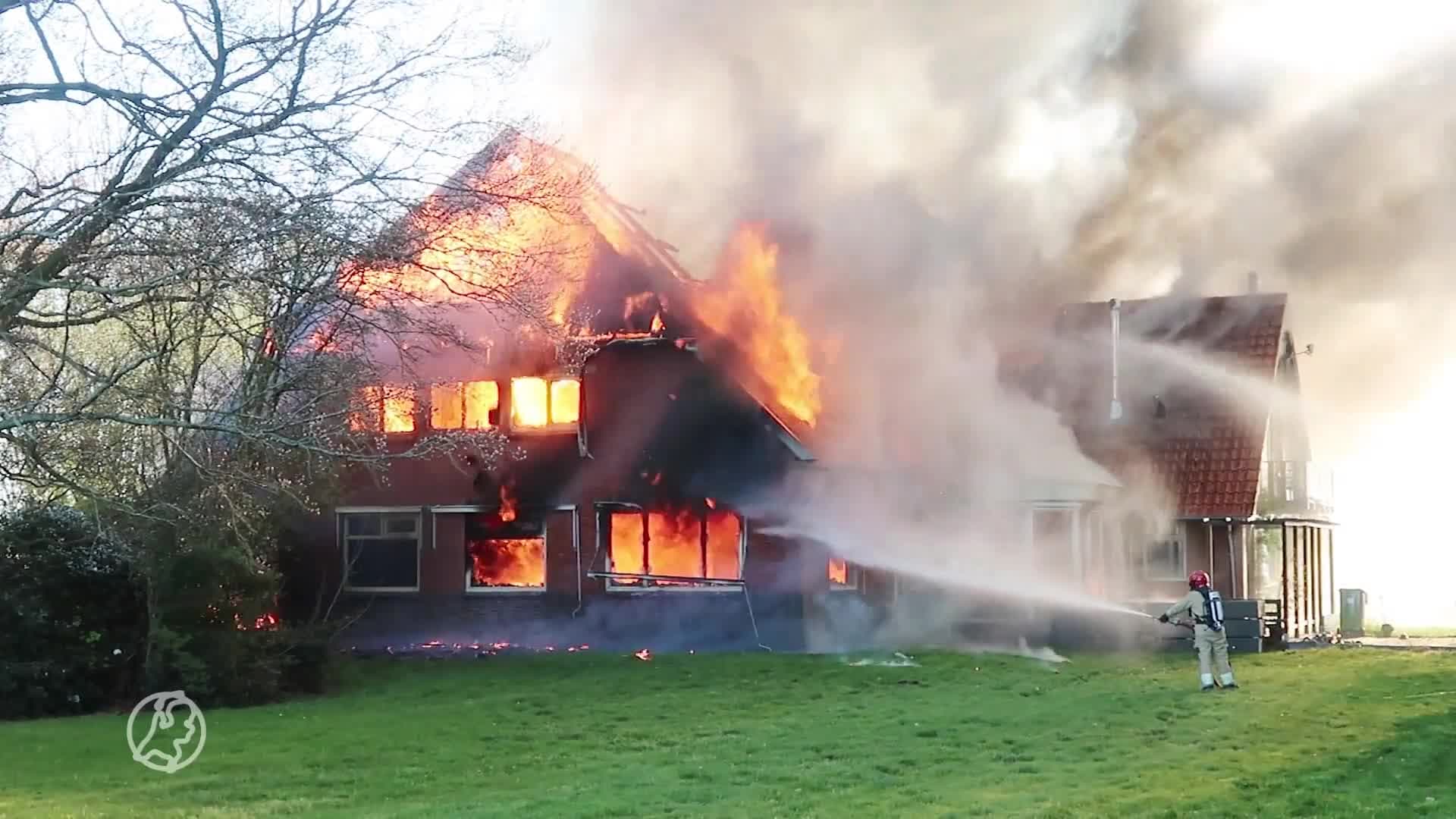 Grote brand verwoest woonboerderij in Vriescheloo