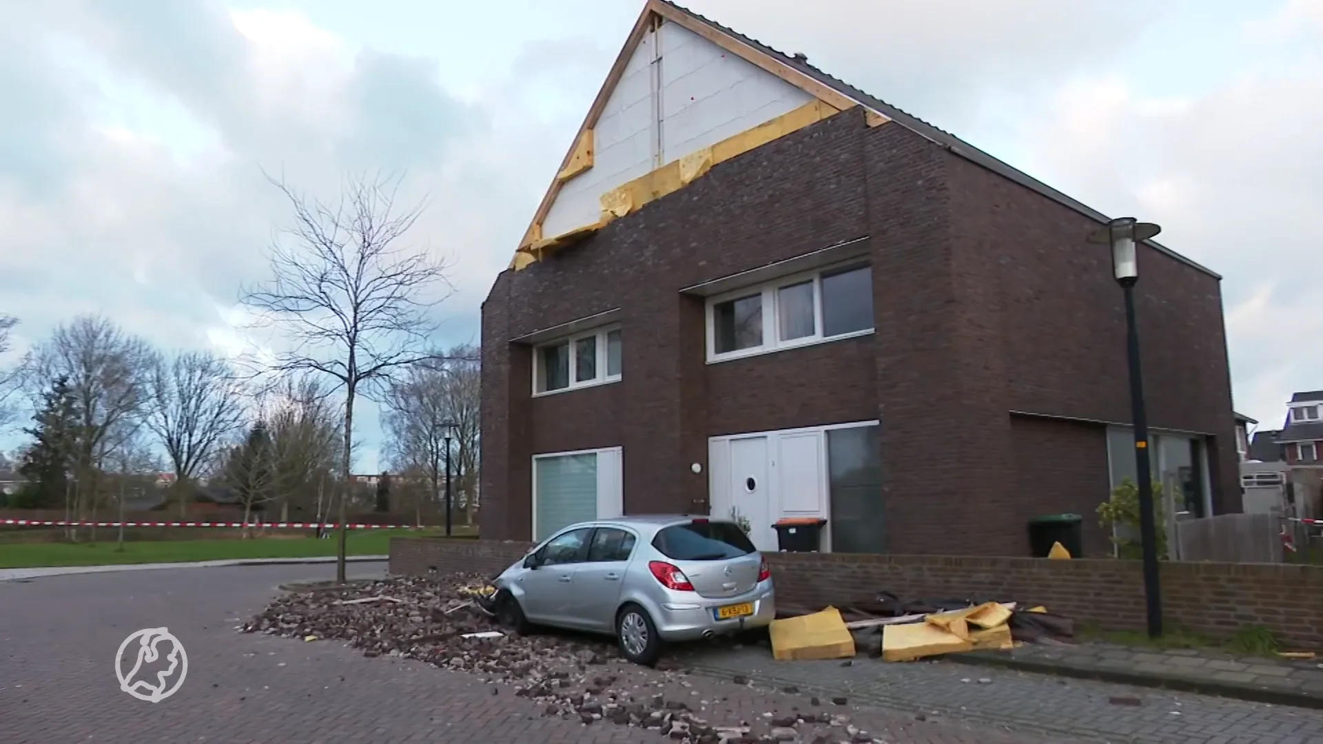 Gevel vliegt van woning in Hengelo en verwoest auto: 'Ik ben nog in shock'