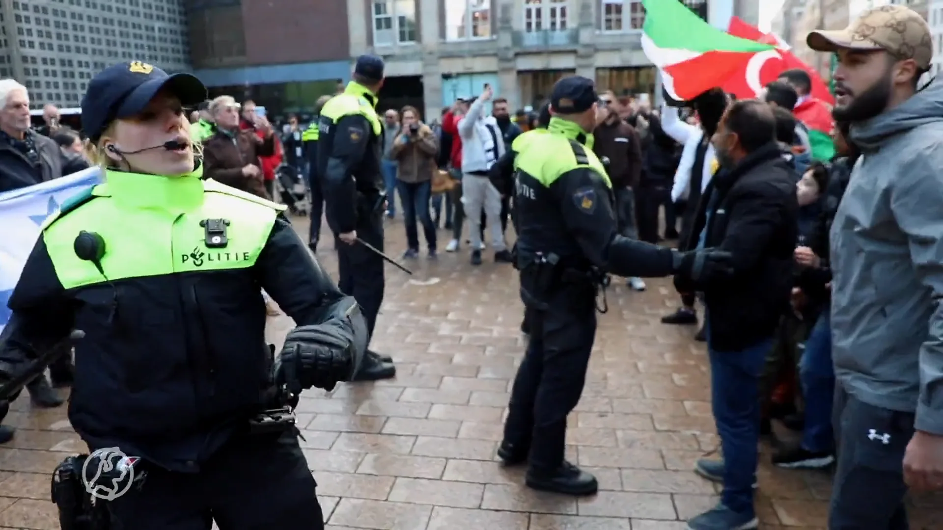 ME drijft demonstranten voor Israël en Palestijnen uit elkaar in Amsterdam