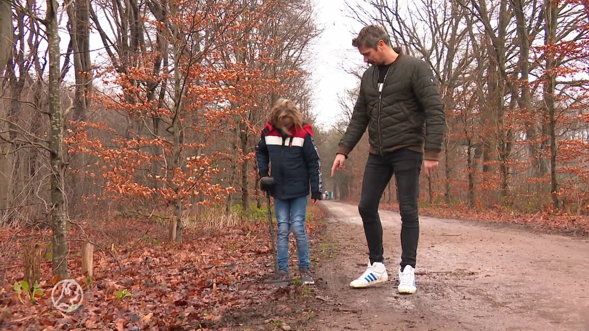 10-jarige Evans vindt granaat en landmijn en brengt ze tot on...