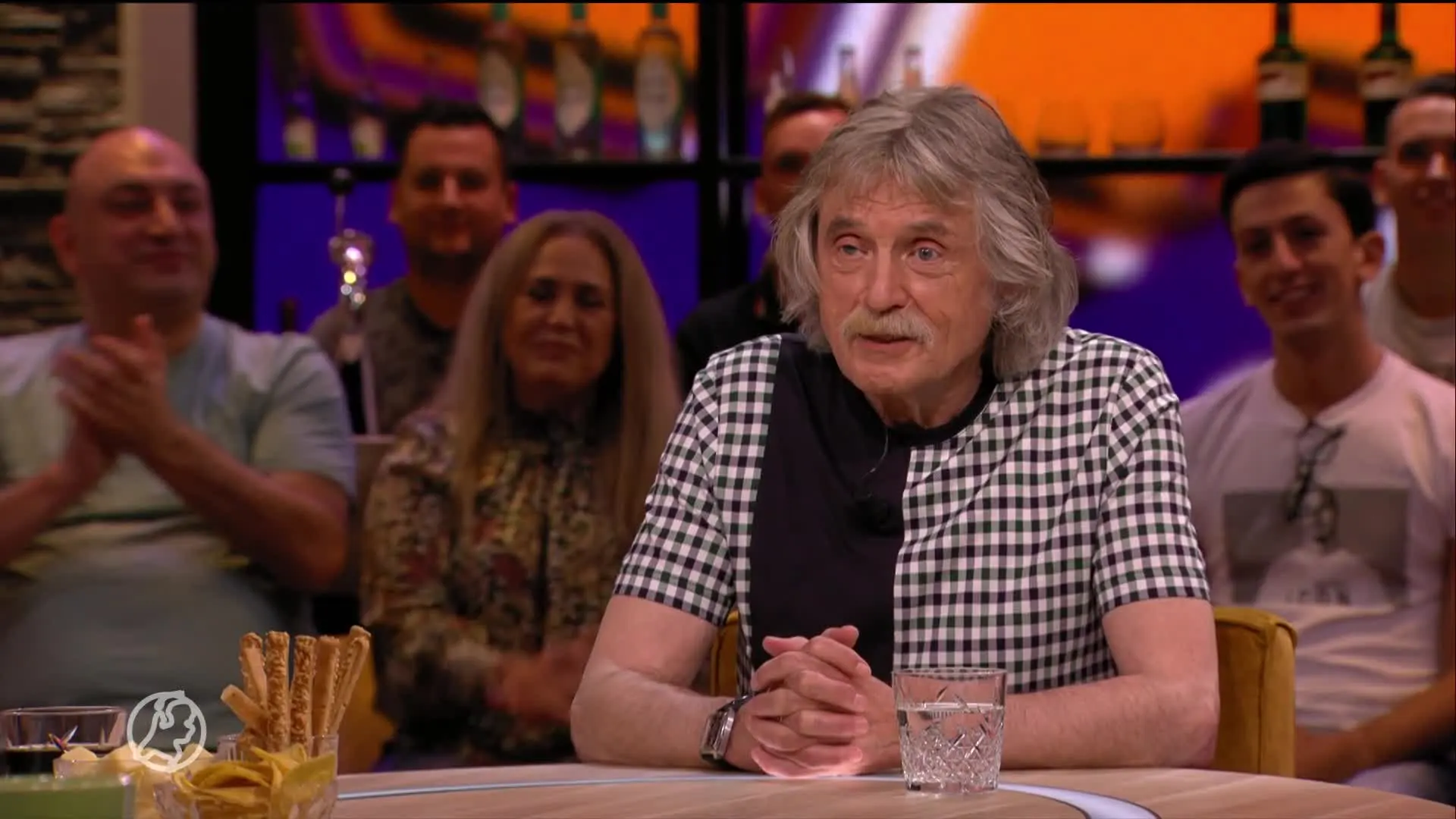 Özcan Akyol neemt Turks shirt mee voor Johan Derksen