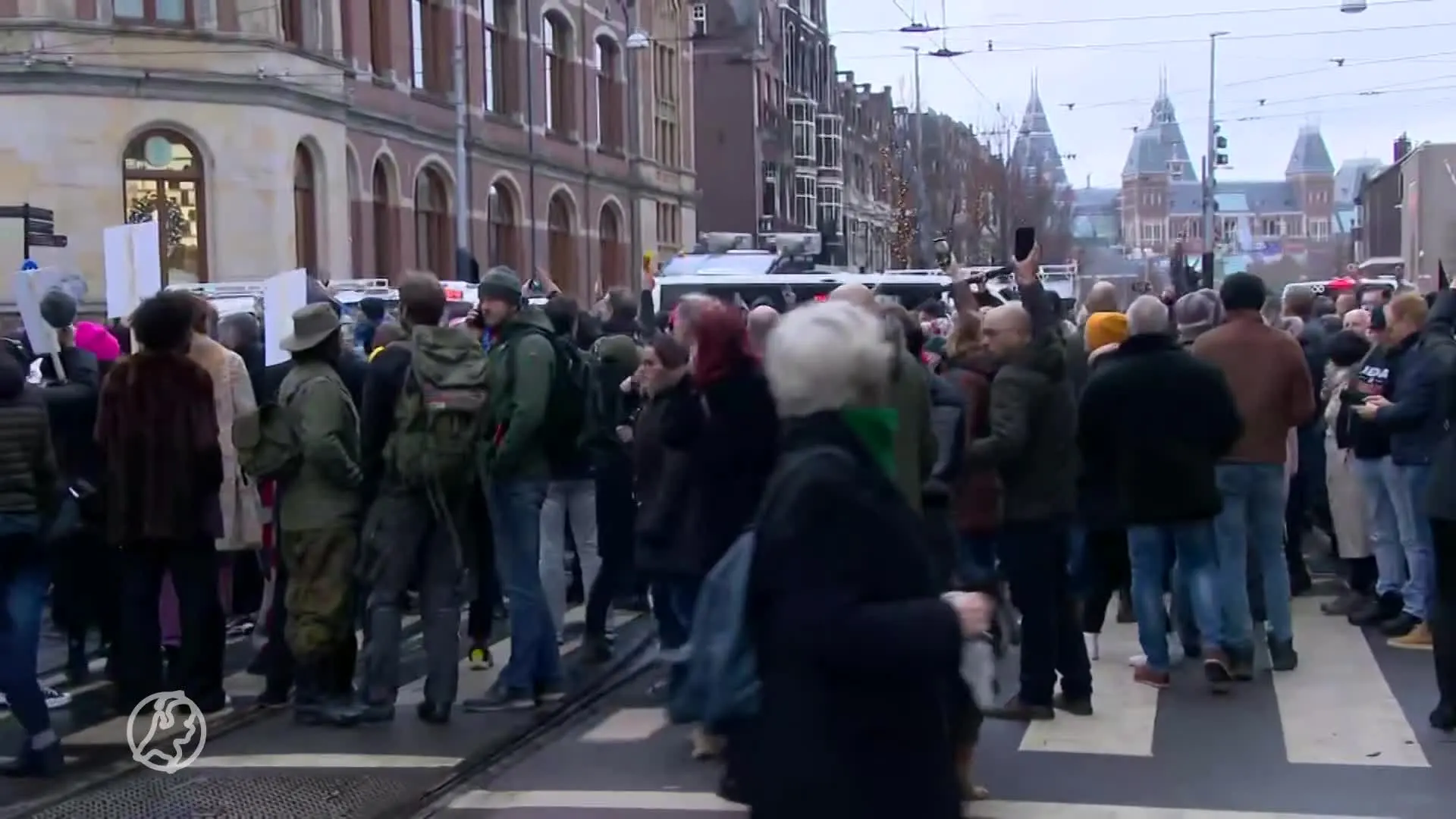 Anti-coronademonstranten lopen als stoet door Amsterdam