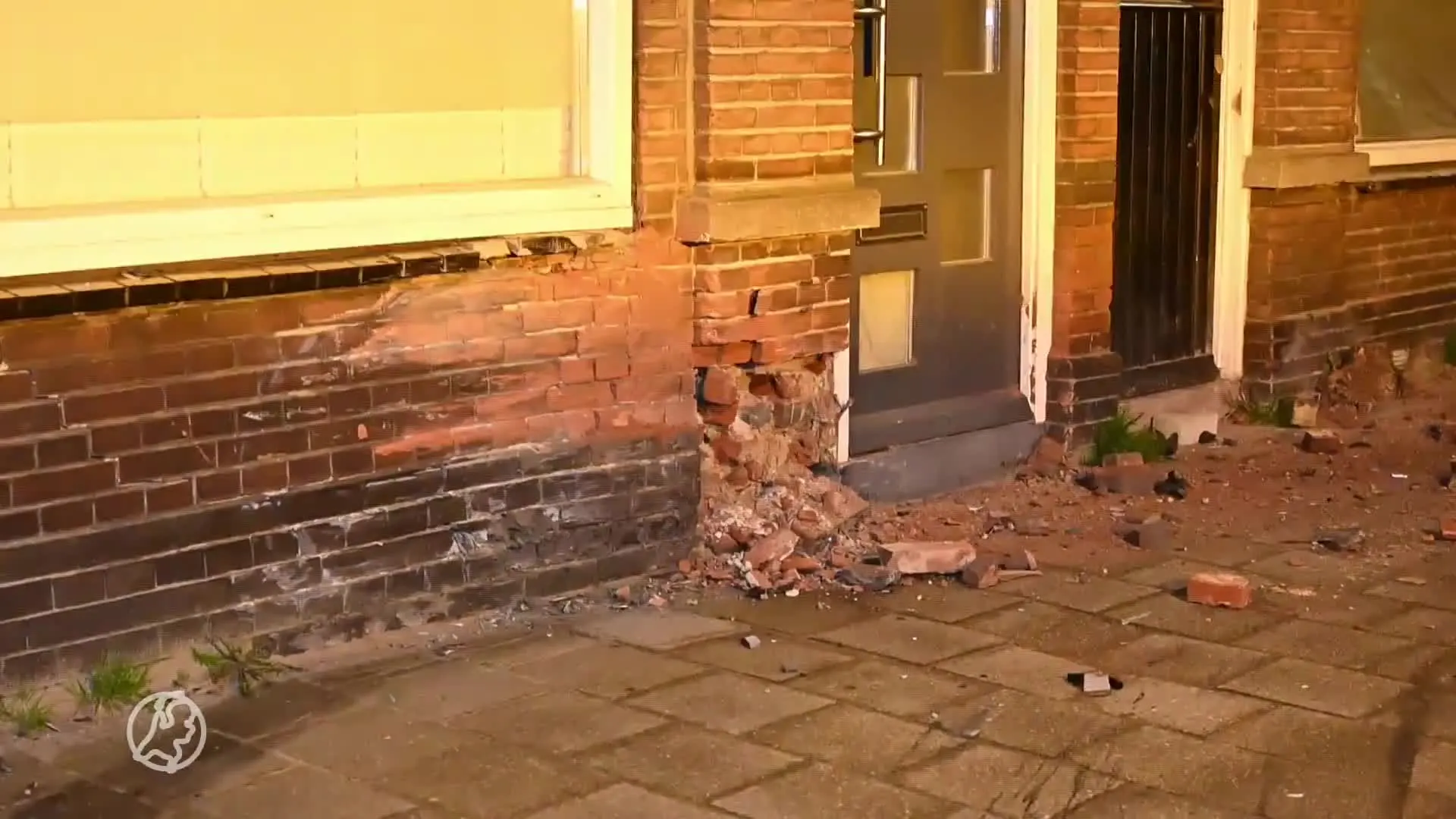 Auto met man en vrouw knalt vol op woning en creëert spoor van vernieling